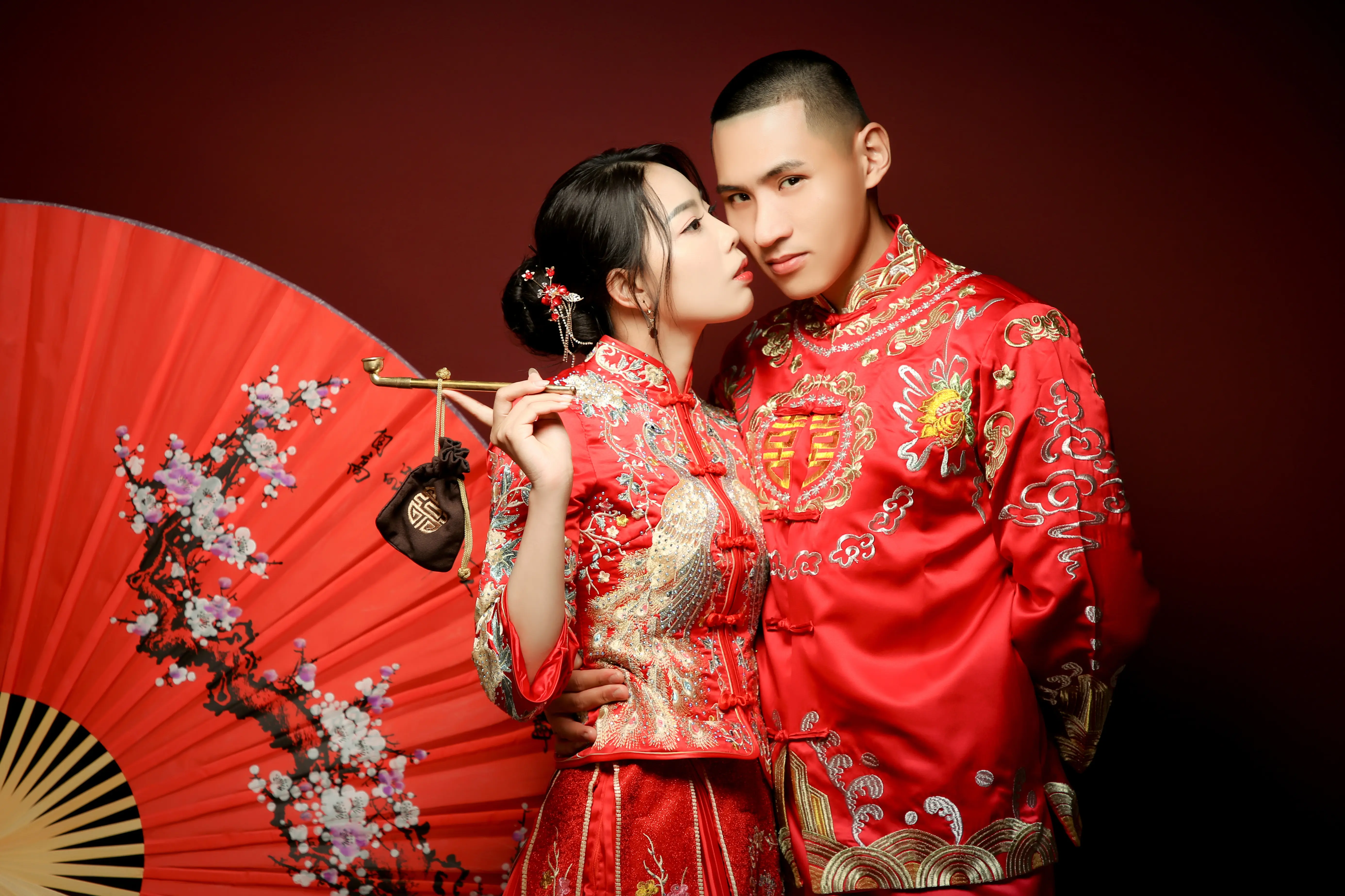 高雄中式婚紗照，新人自然互動展現浪漫氛圍