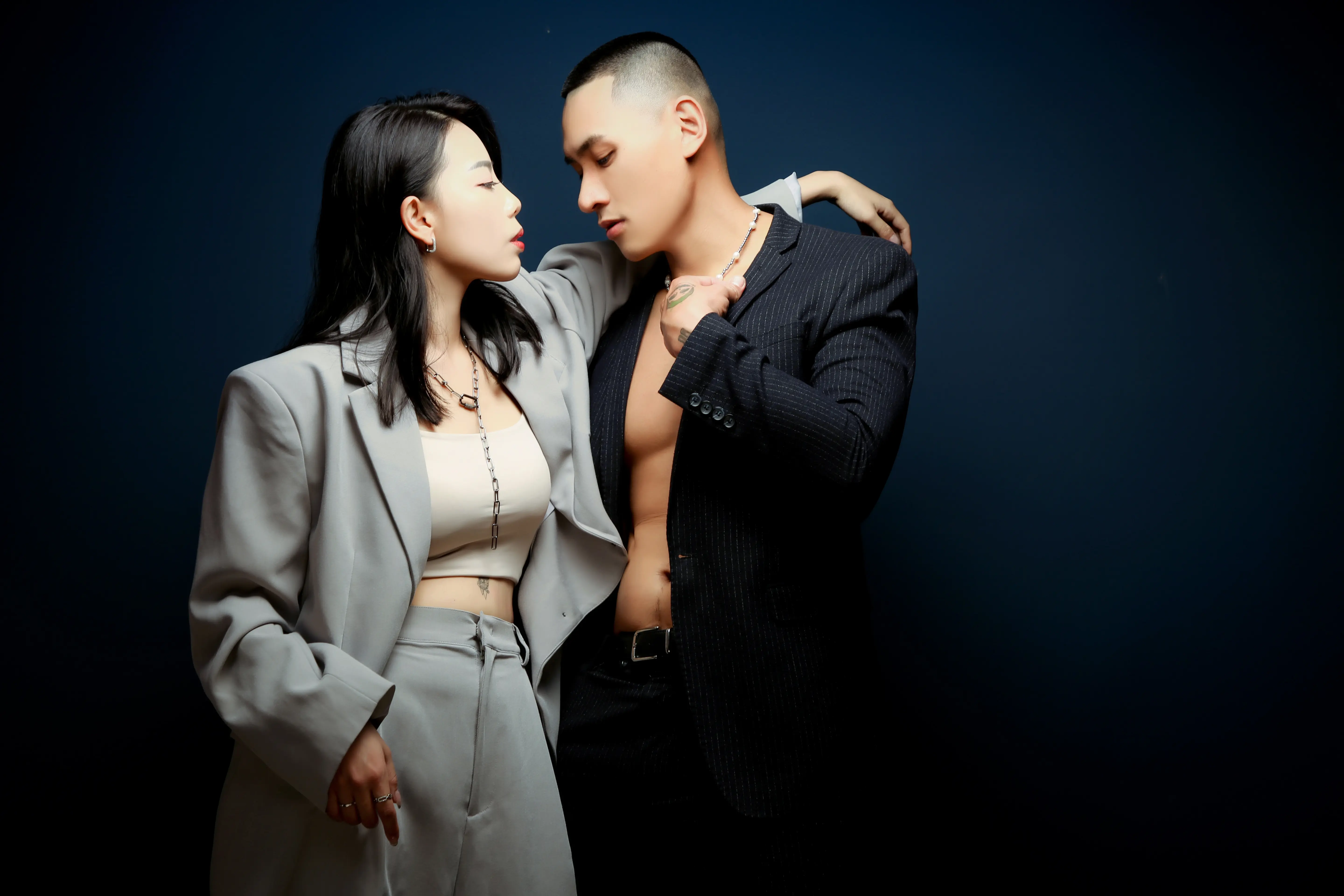 高雄韓系婚紗作品，新人互動呈現時尚情緒感