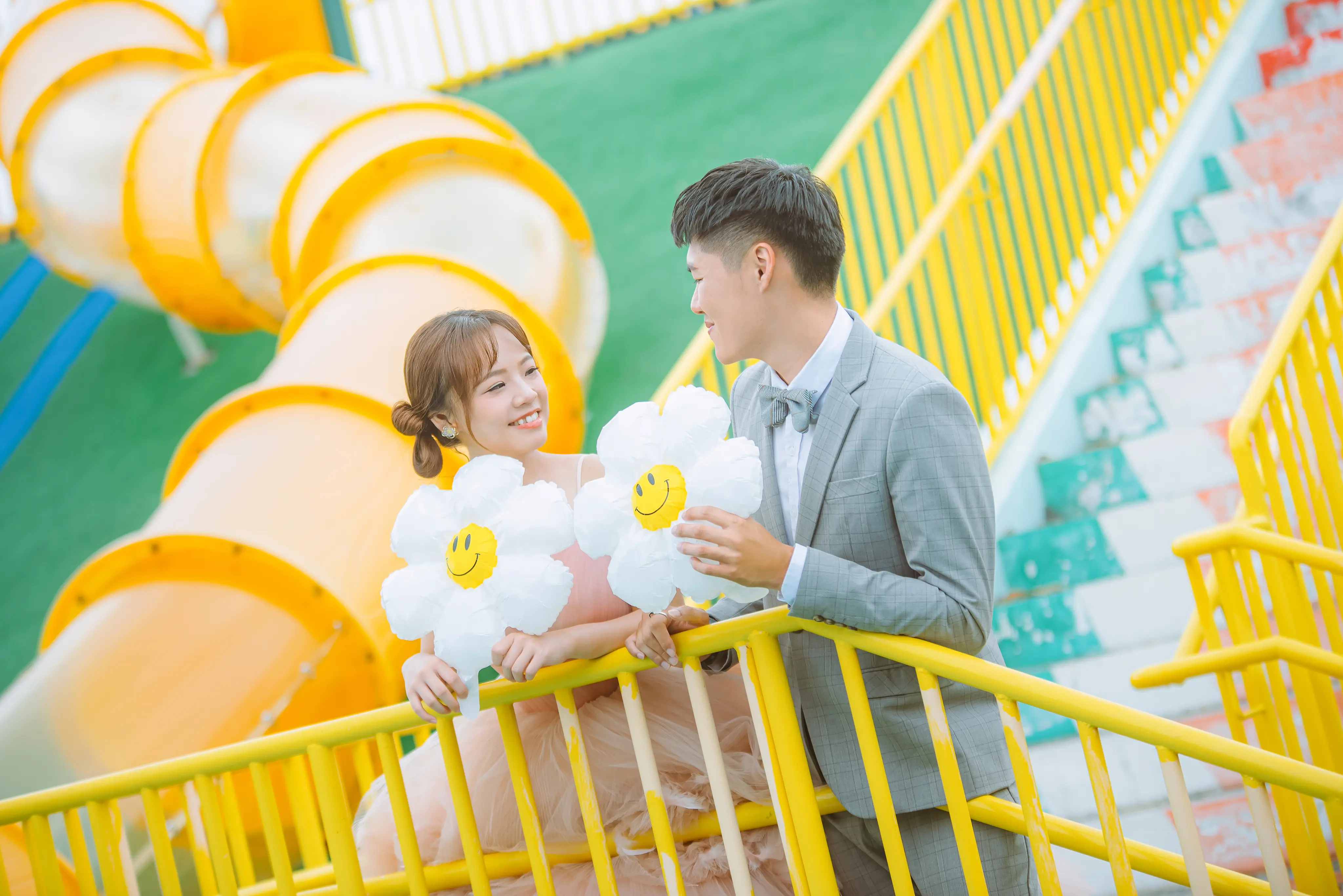 高雄遊樂園婚紗攝影｜彩色滑梯互動婚紗照