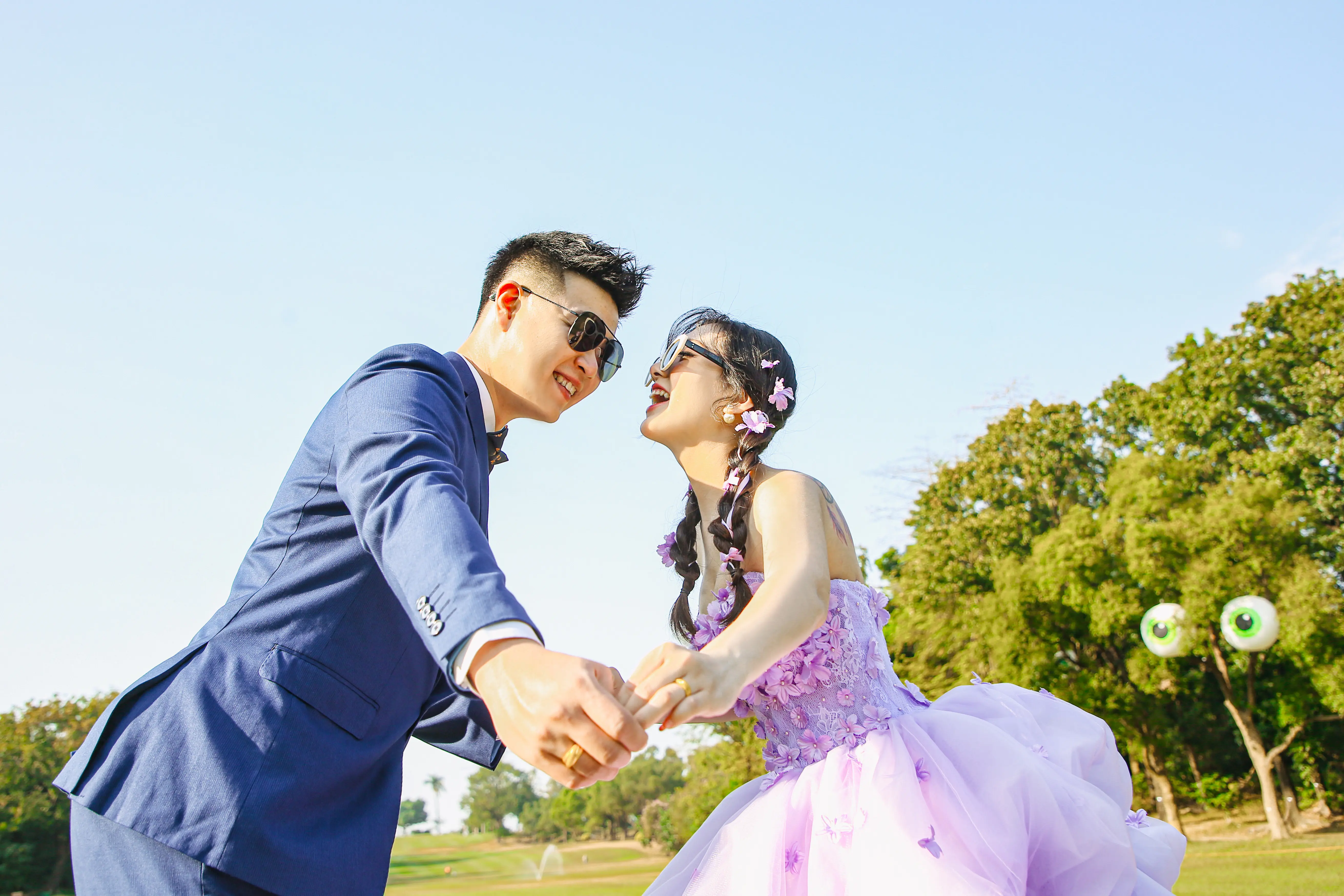 高雄婚紗攝影｜戶外甜美對視婚紗照