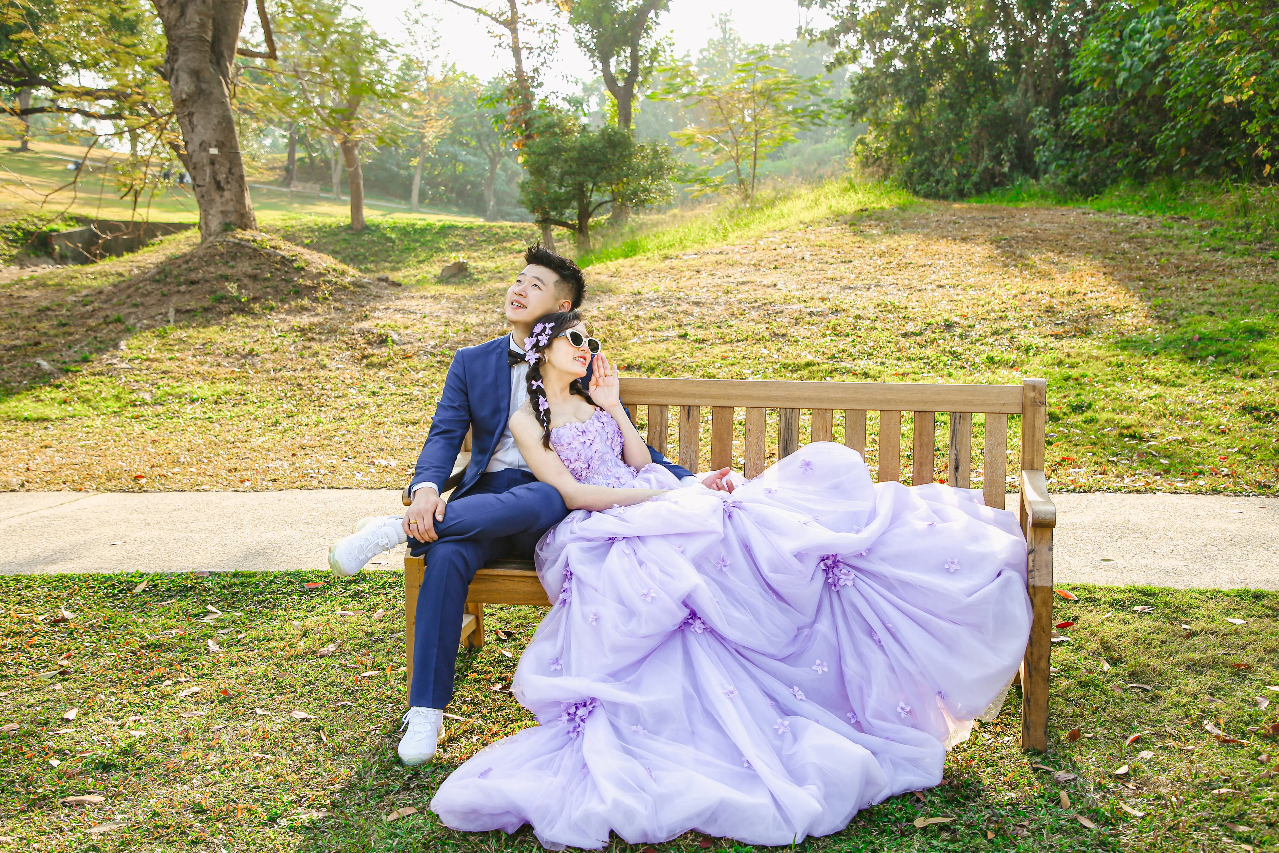 高雄戶外婚紗攝影｜長椅自然互動婚紗照