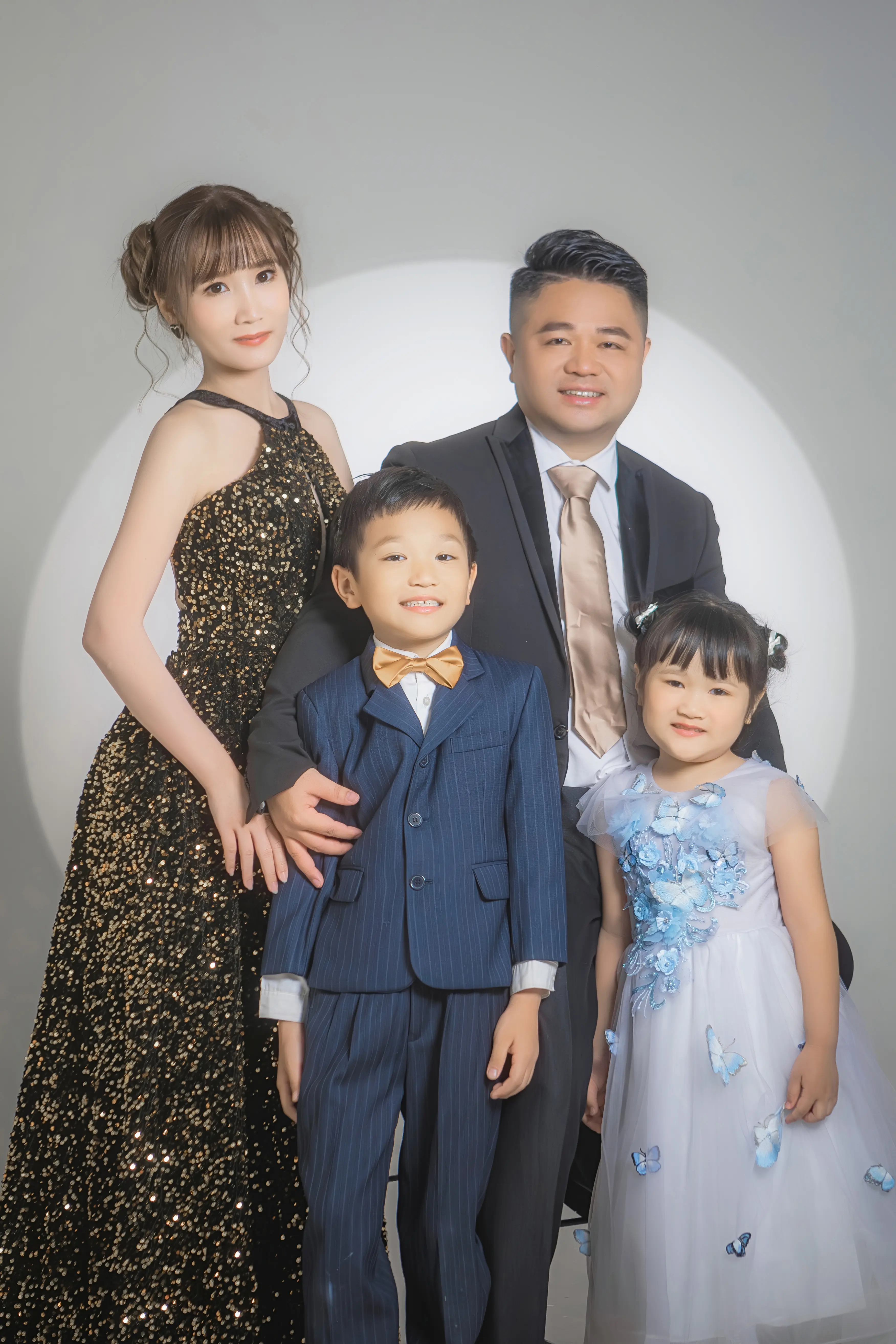 高雄全家福攝影｜黑金禮服家庭照