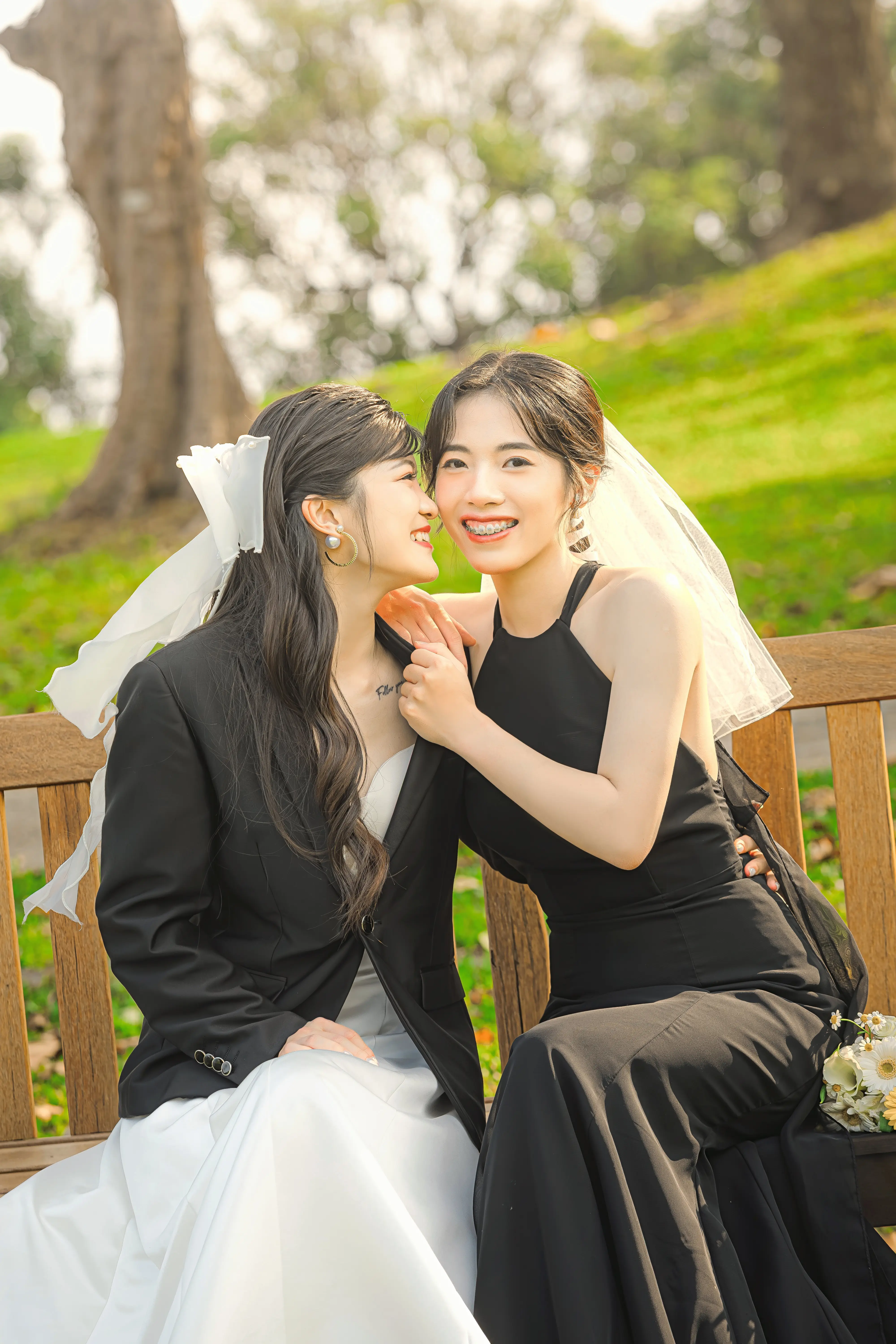 女女婚紗攝影 長椅自然互動婚紗照