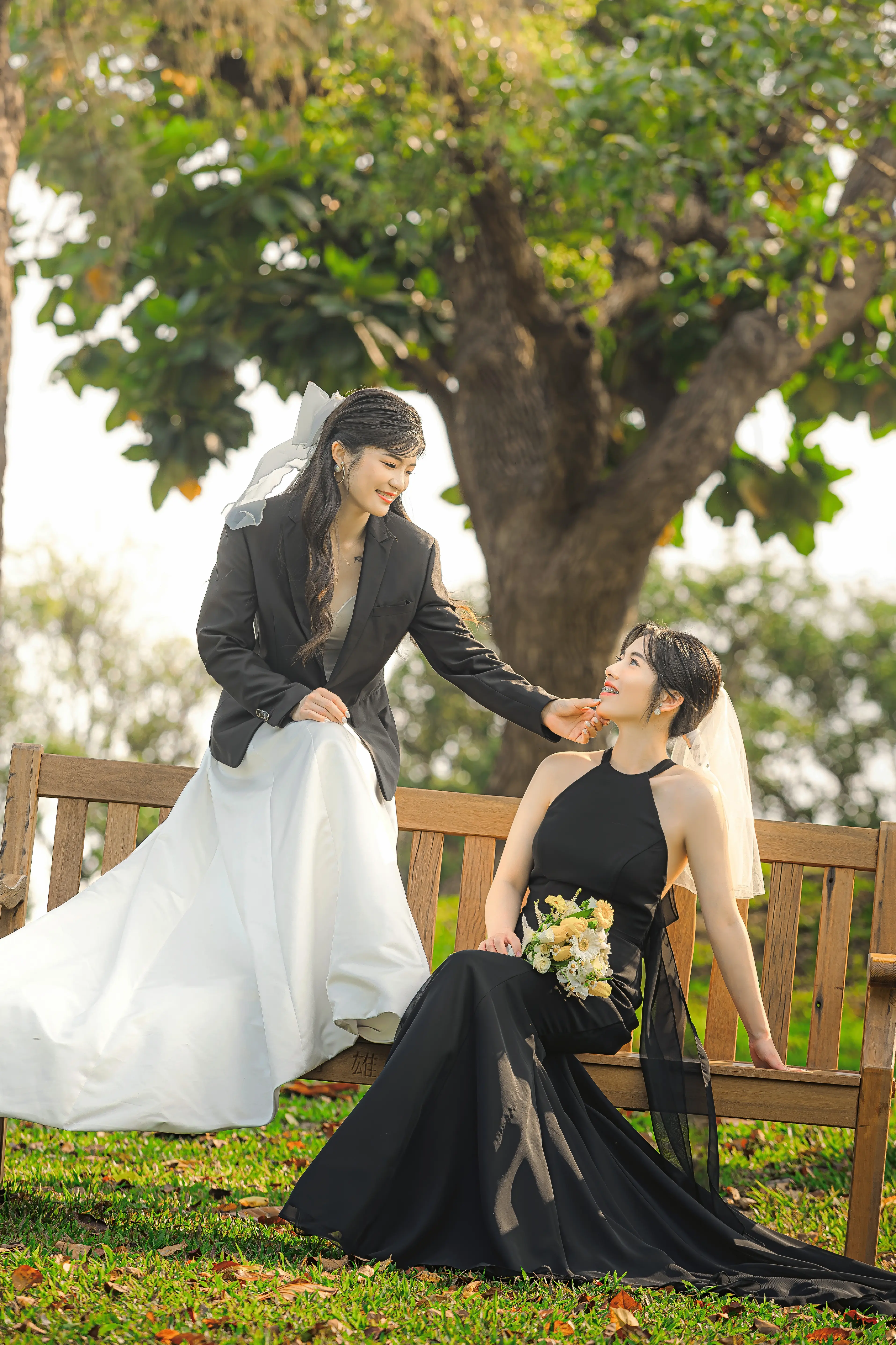 女女婚紗攝影 樹下互動婚紗照