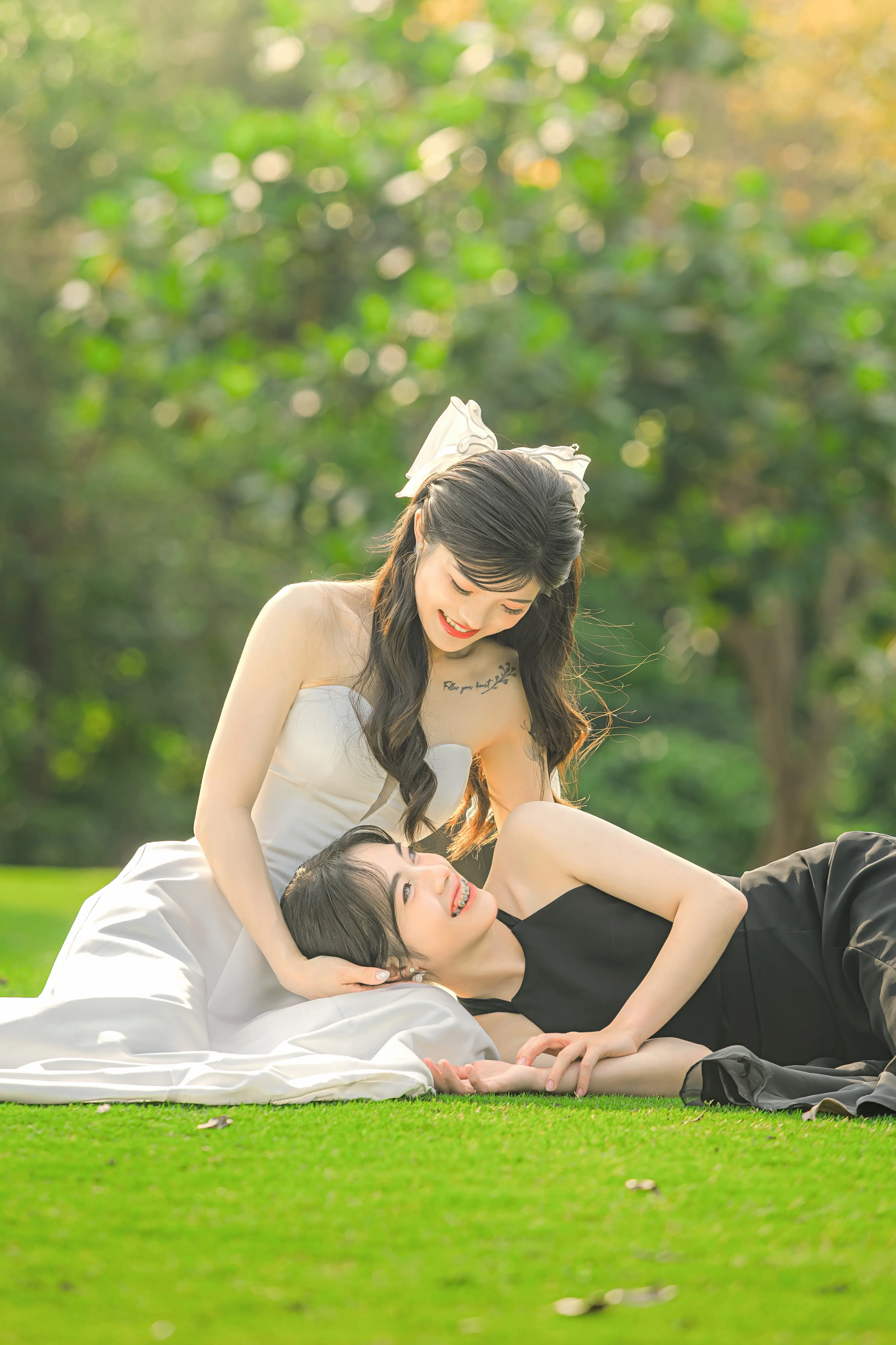 女女婚紗攝影 草地互動婚紗照