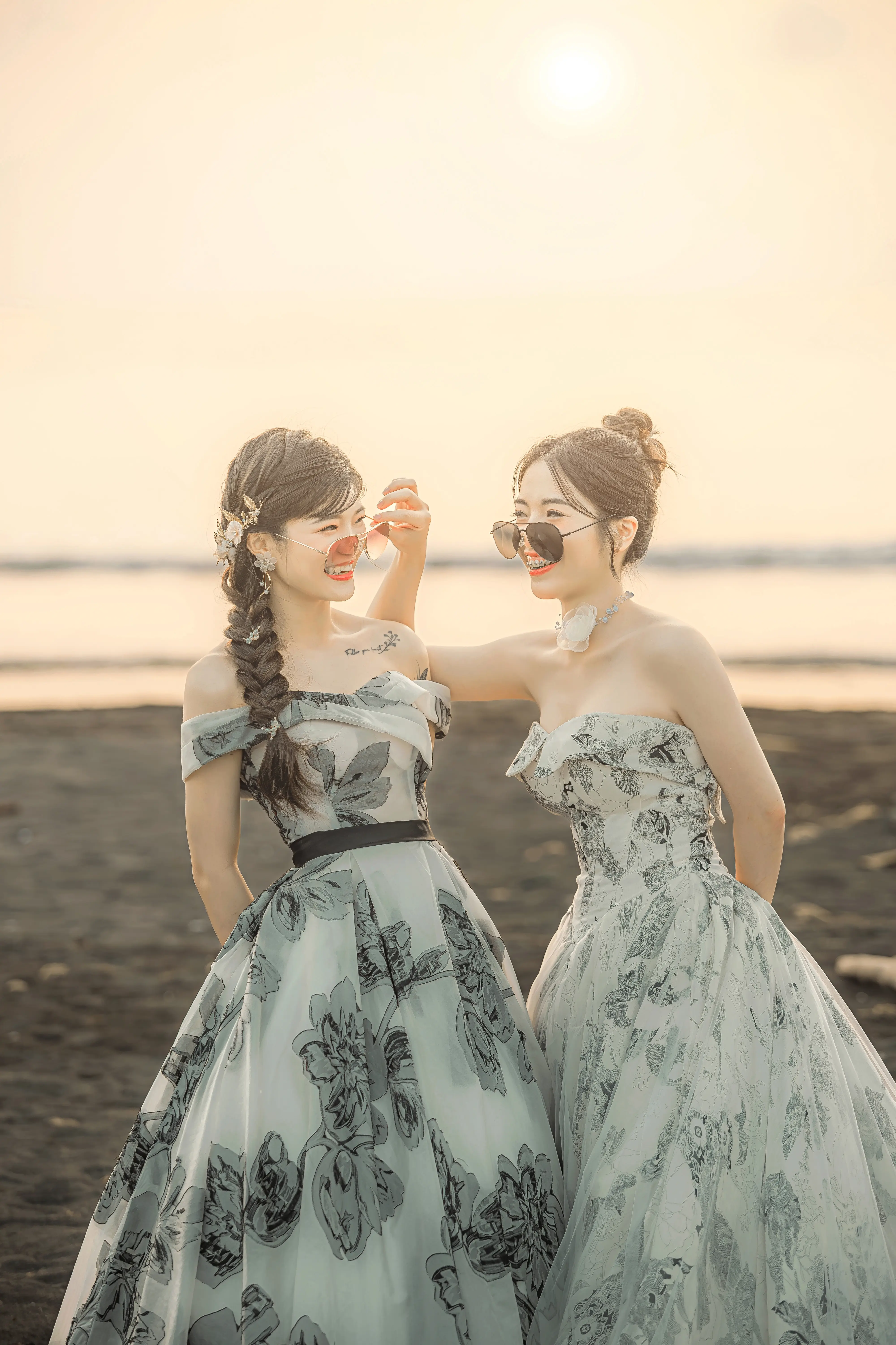 女女婚紗攝影 海邊互動婚紗照