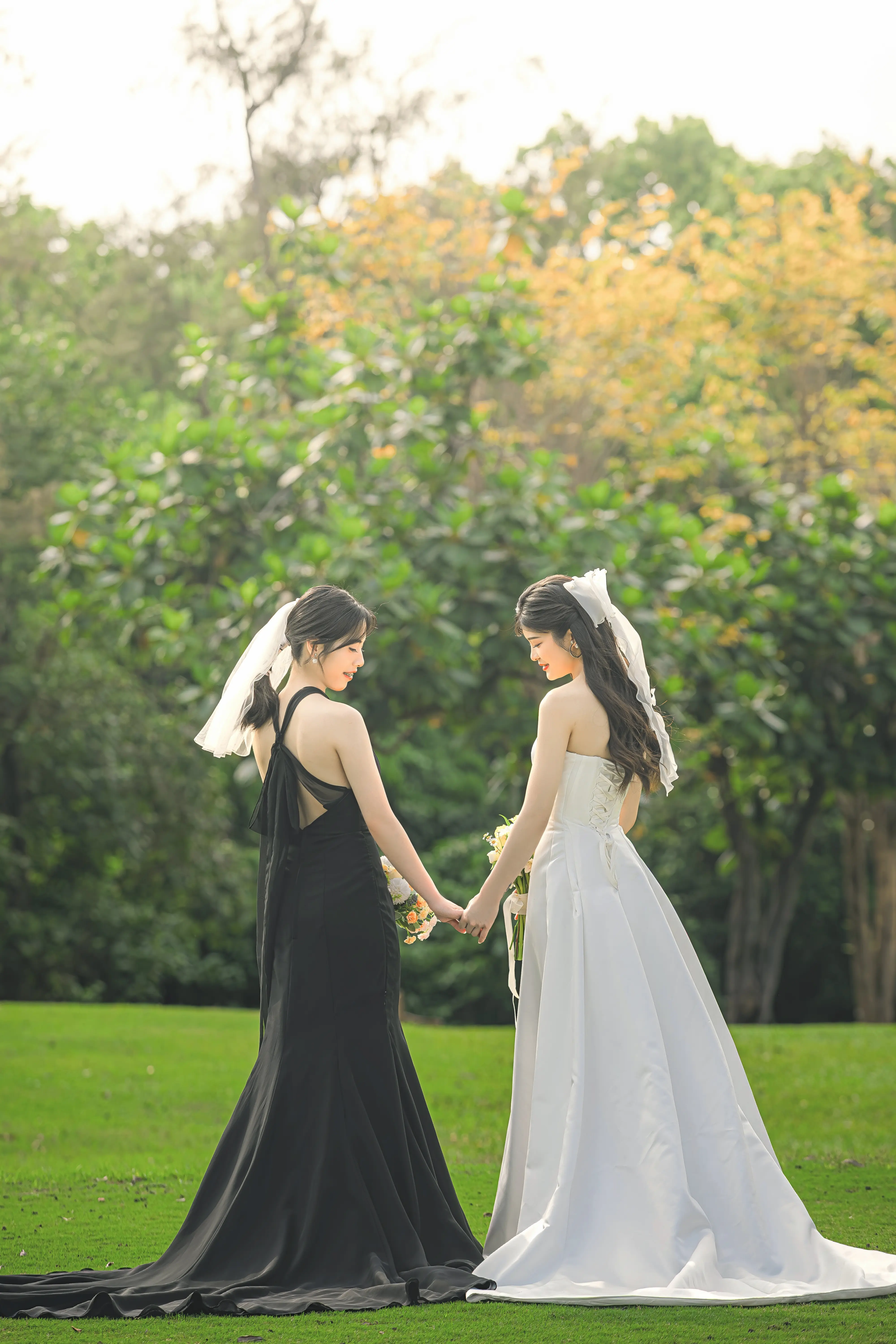 女女婚紗攝影 戶外牽手婚紗照