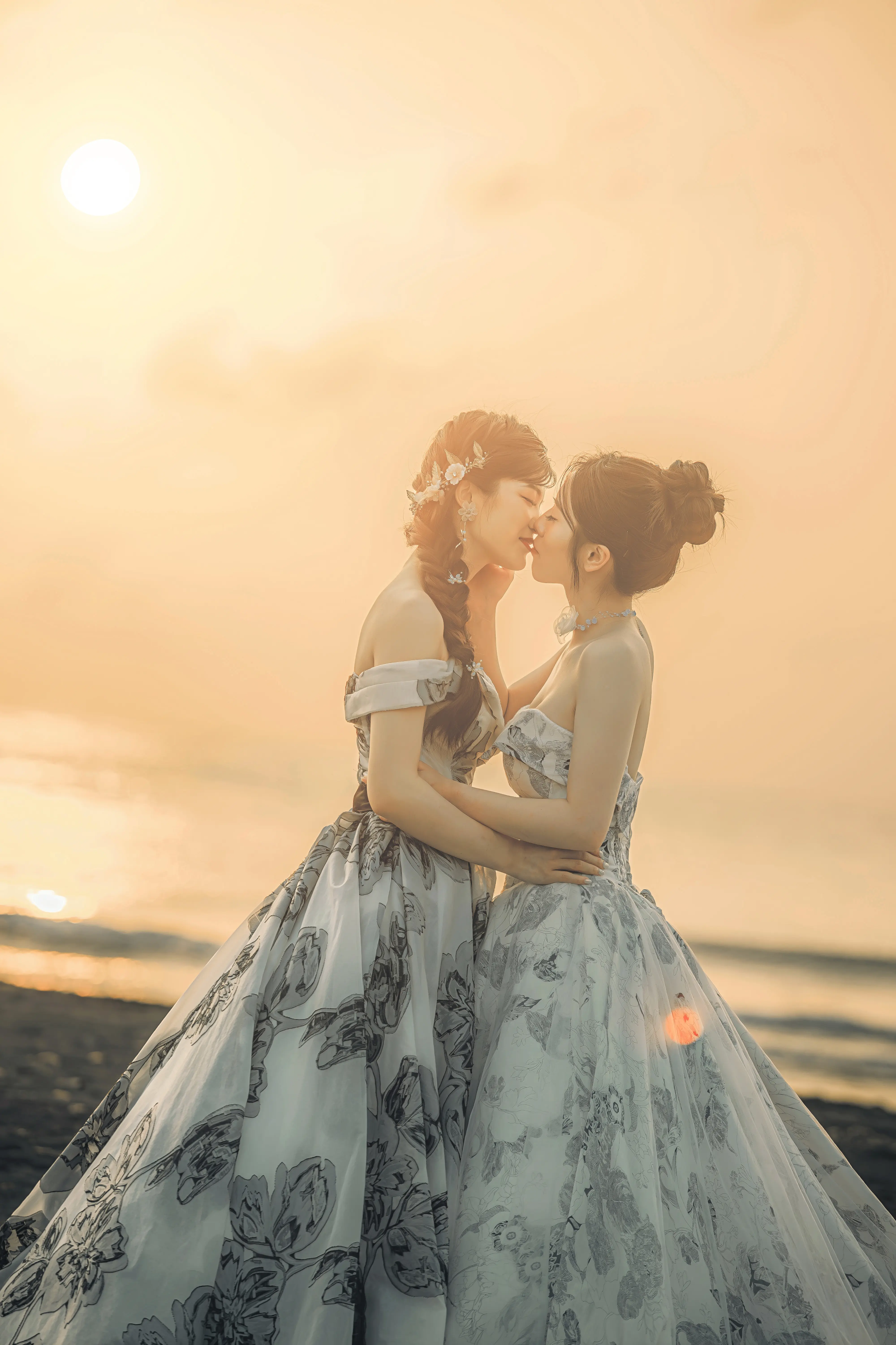女女婚紗攝影 海邊夕陽擁抱婚紗照