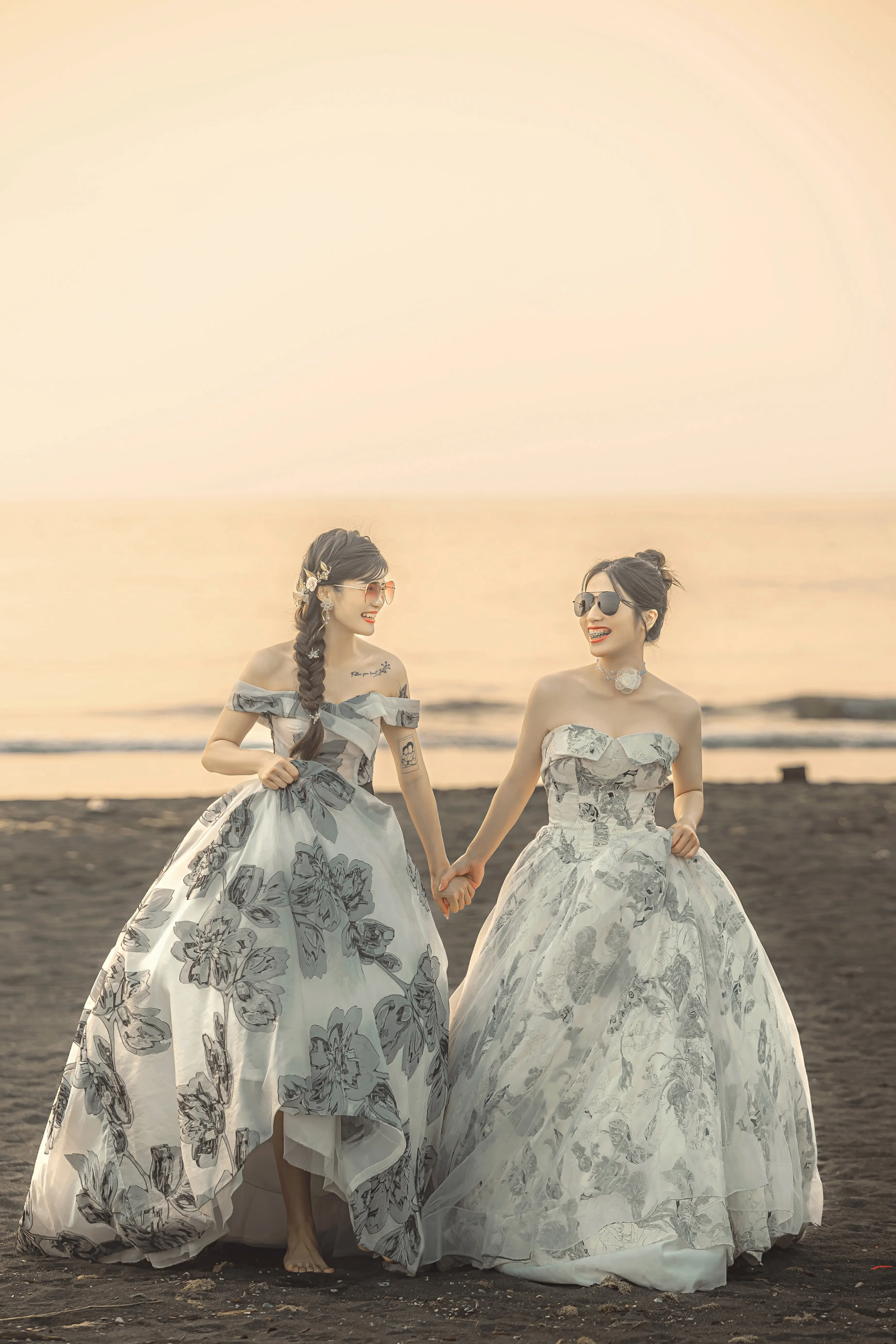 高雄閨蜜寫真 海邊雙人禮服合照