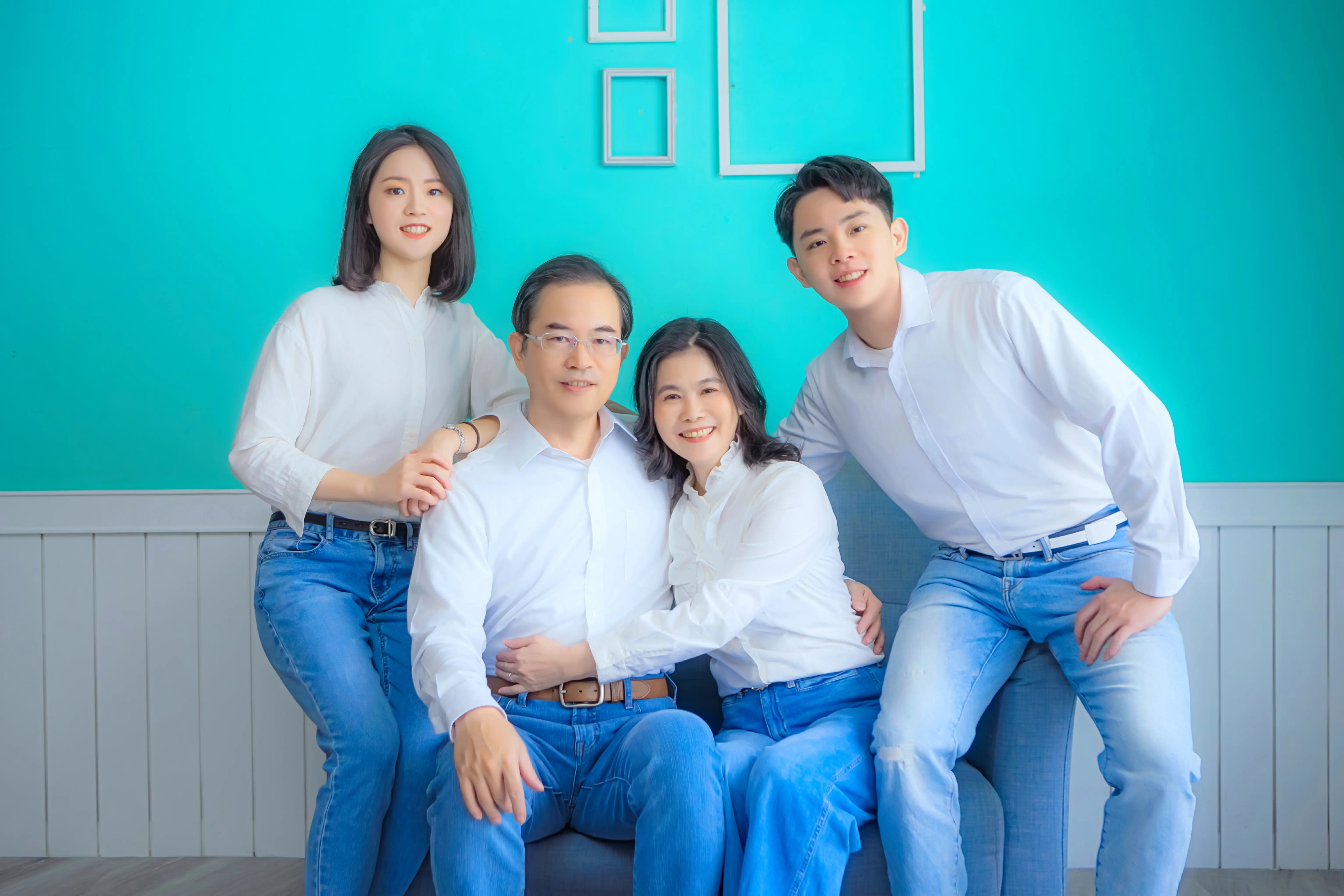 高雄全家福攝影，一家四口在客廳場景自然互動畫面
