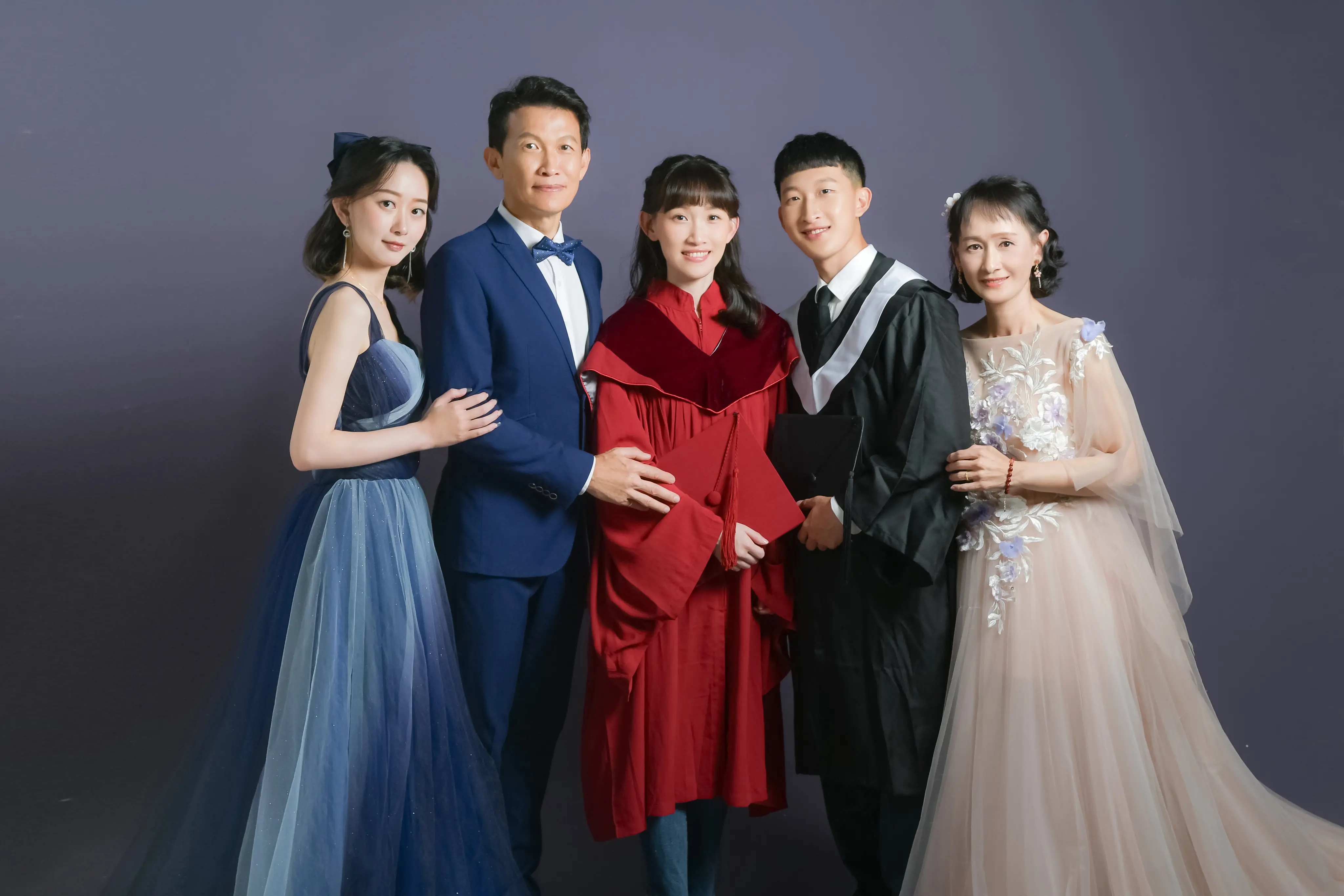 全家人與畢業生合影紀念，記錄長大的每一步與家庭幸福時光