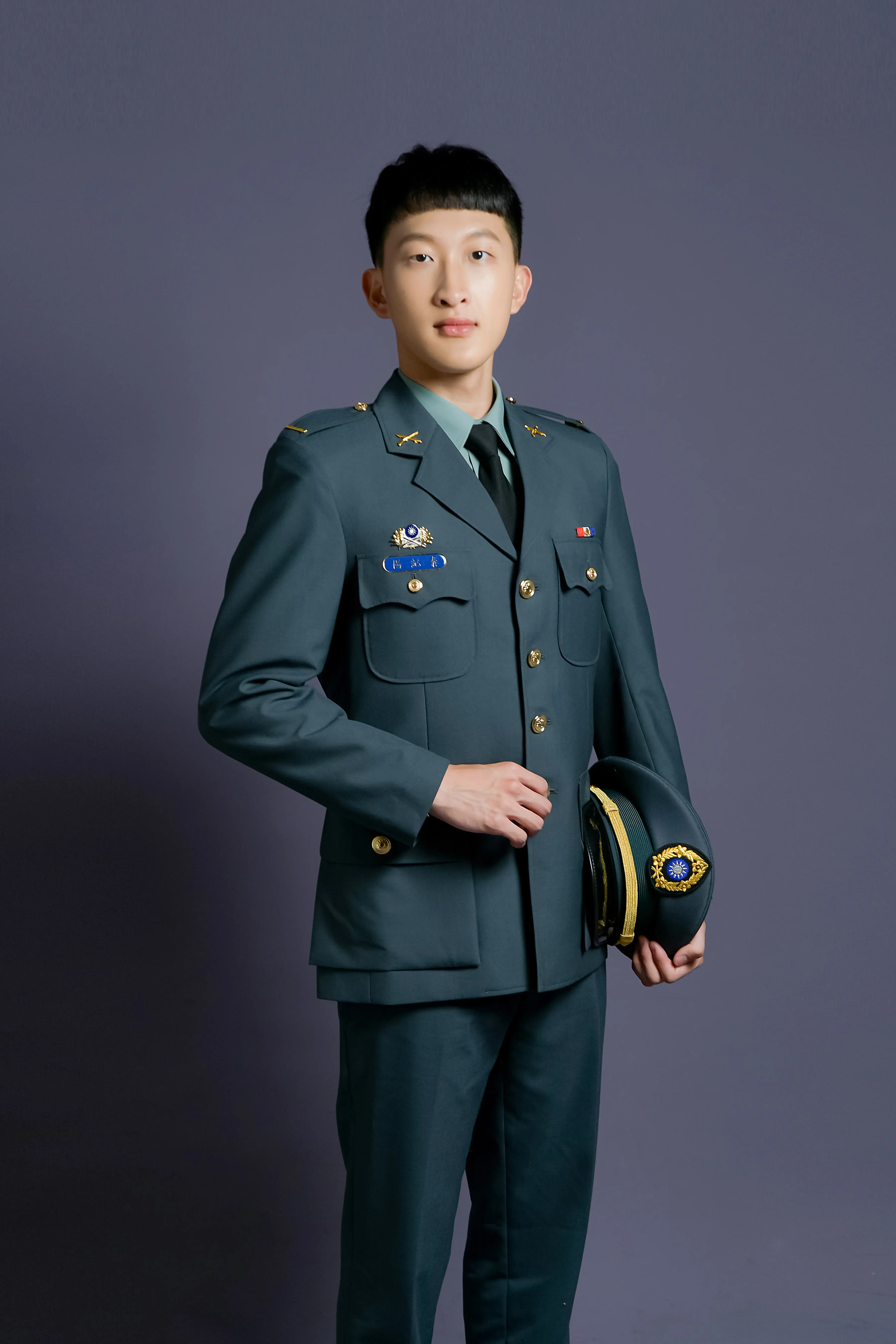 青年穿軍校制服正式個人肖像照，紀錄成長與榮耀的重要時刻