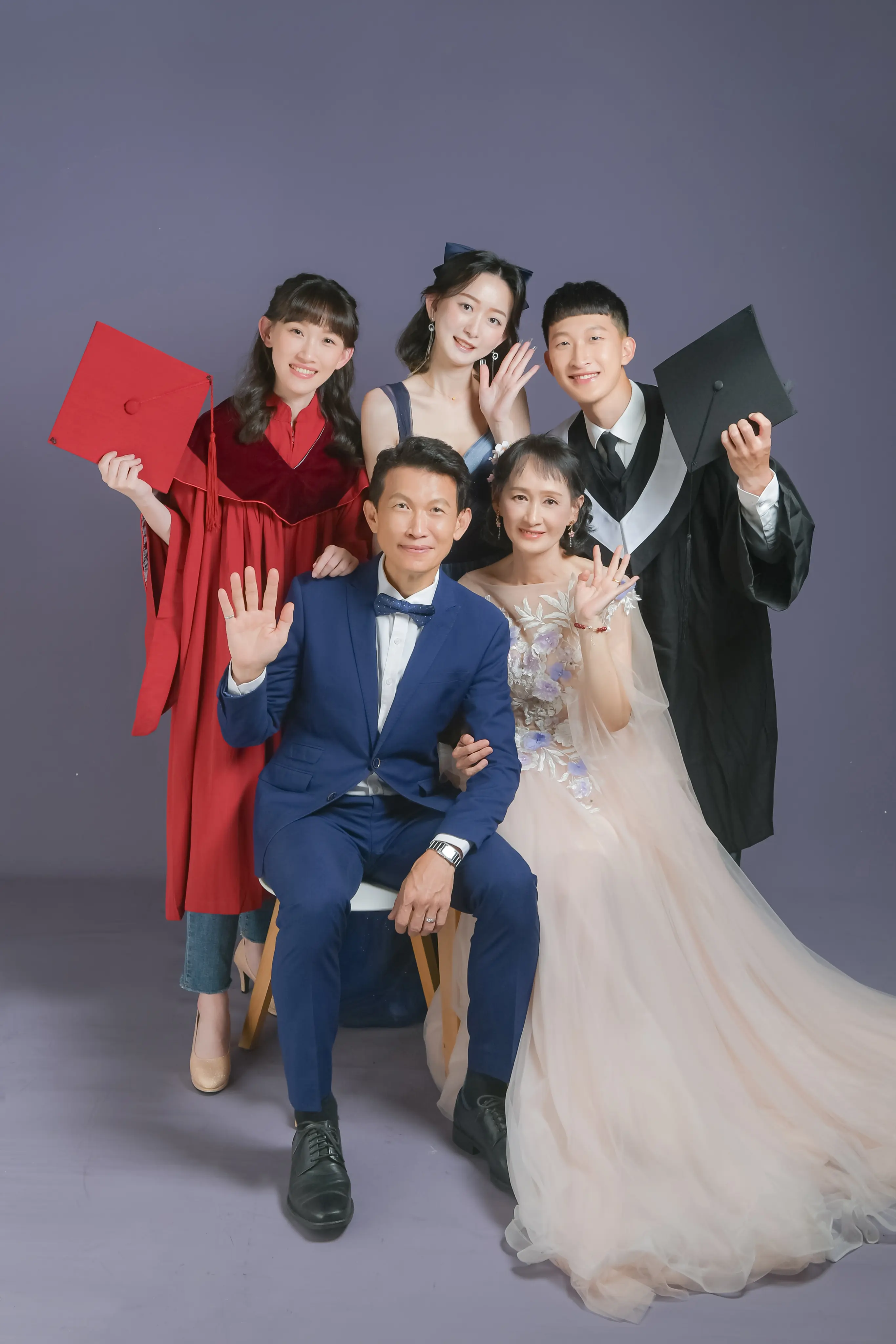 家人陪伴畢業生合影，見證孩子成長的重要時刻，高雄全家福攝影