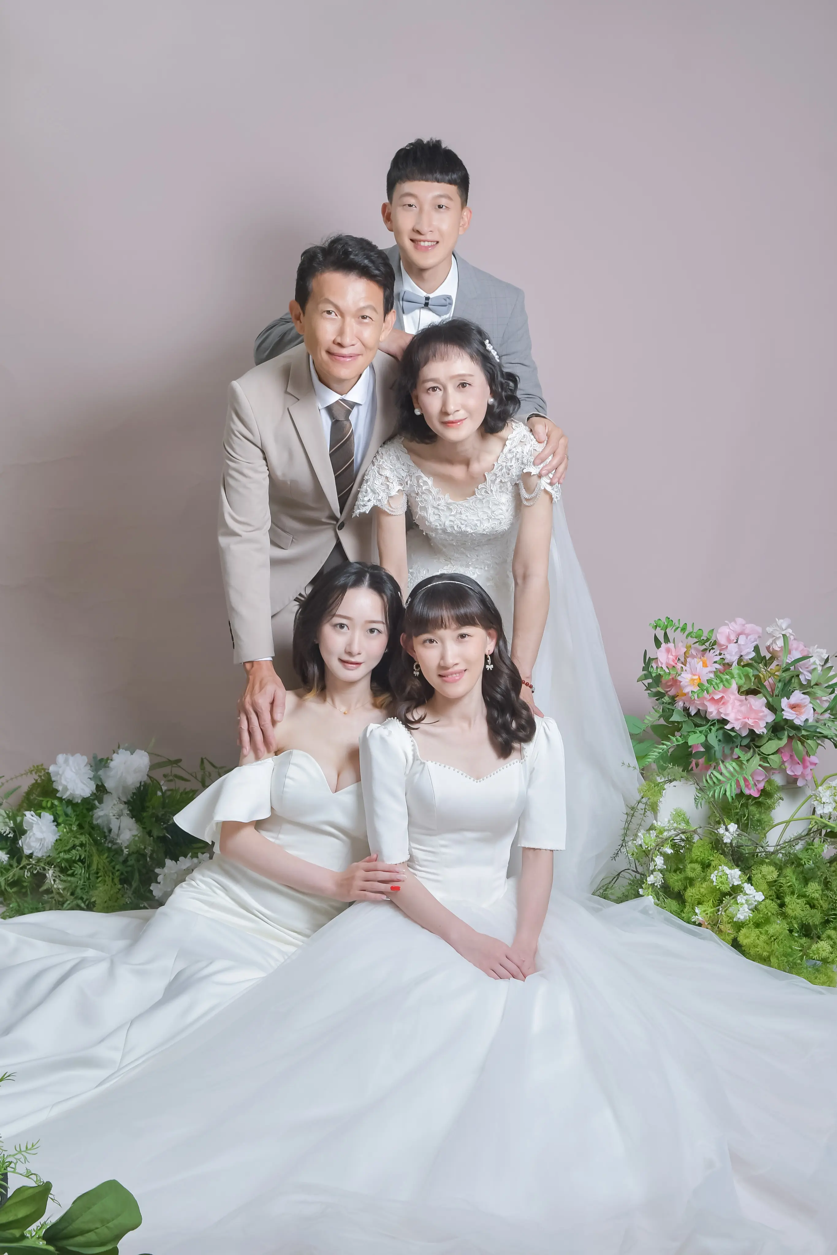 父母與三名子女合影紀錄成長歷程與家庭情感，高雄全家福攝影