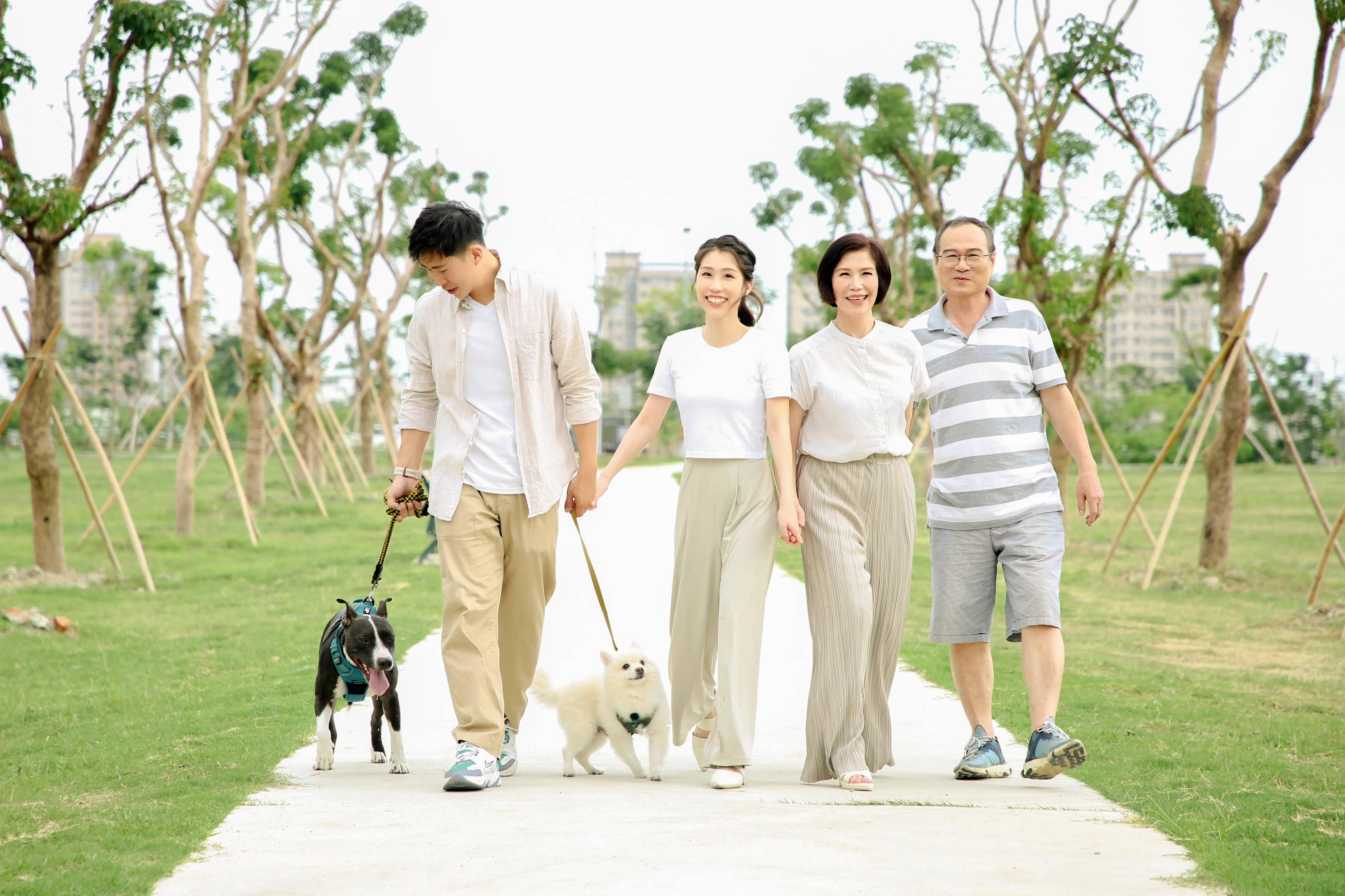 全家人與毛孩於公園草地合影紀錄家庭幸福時光，高雄毛孩全家福攝影