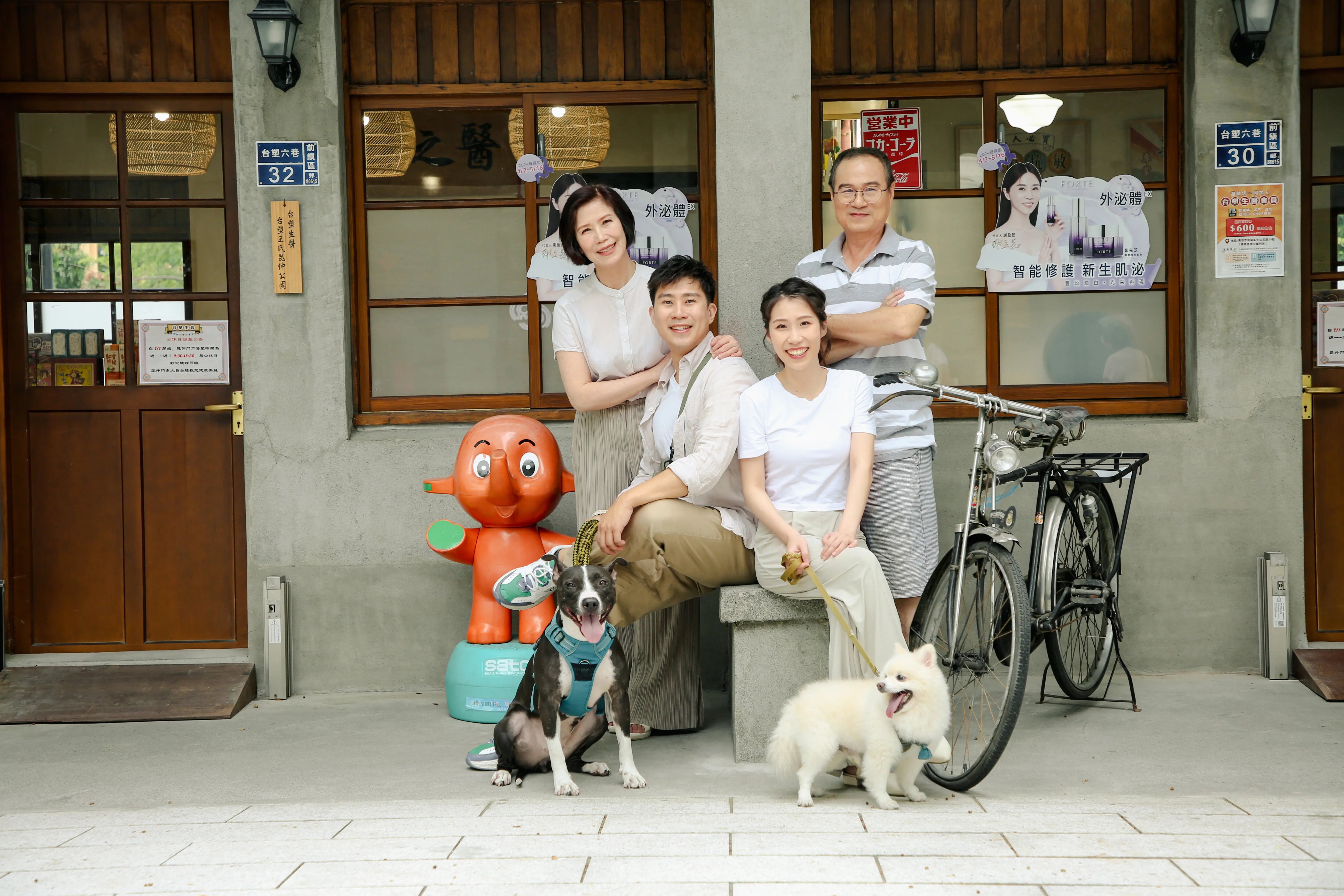 家人與毛孩戶外生活感合影紀錄溫馨陪伴時光，高雄毛孩全家福攝影