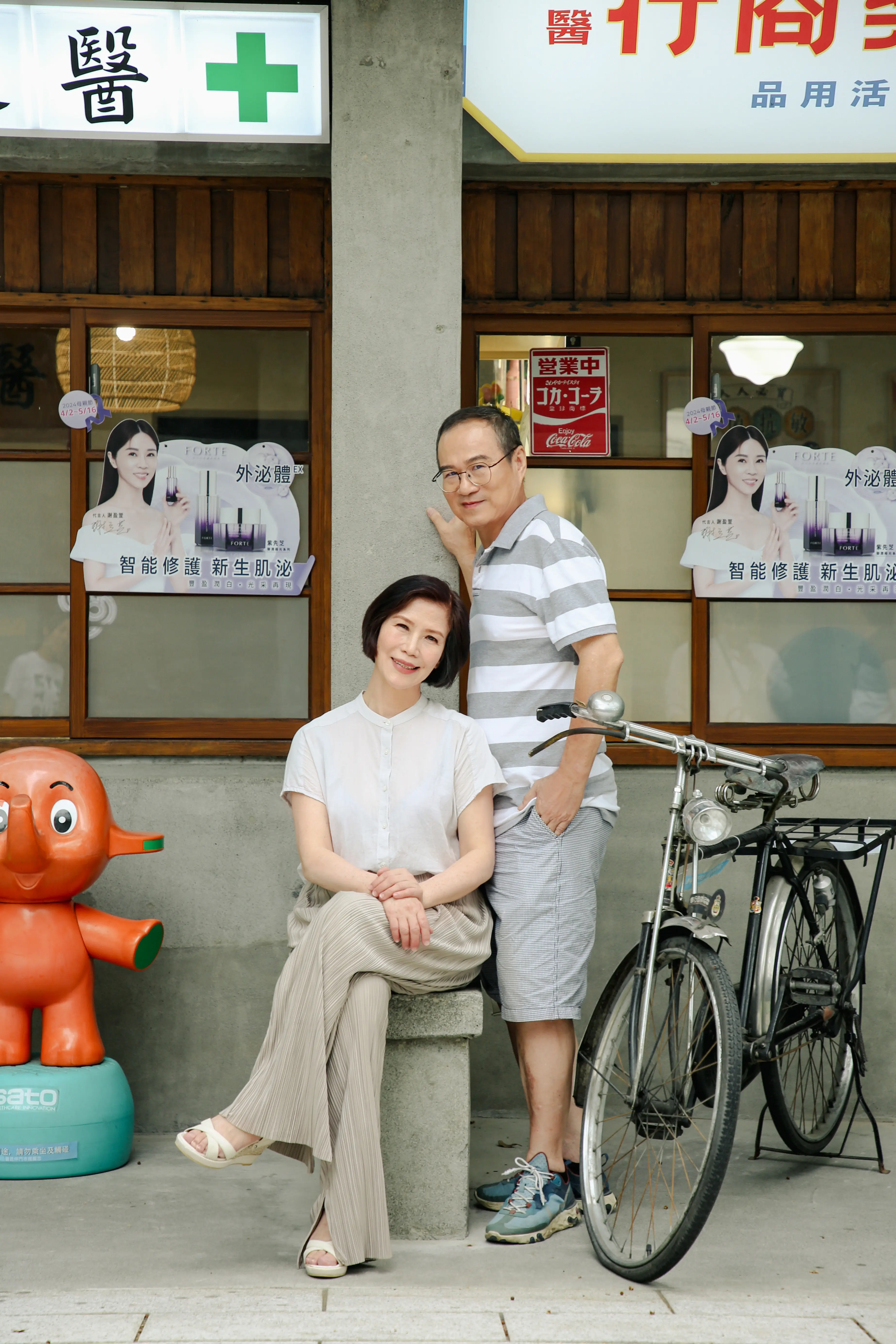 家庭與毛孩在城市街景留下自然紀念照，高雄毛孩全家福攝影