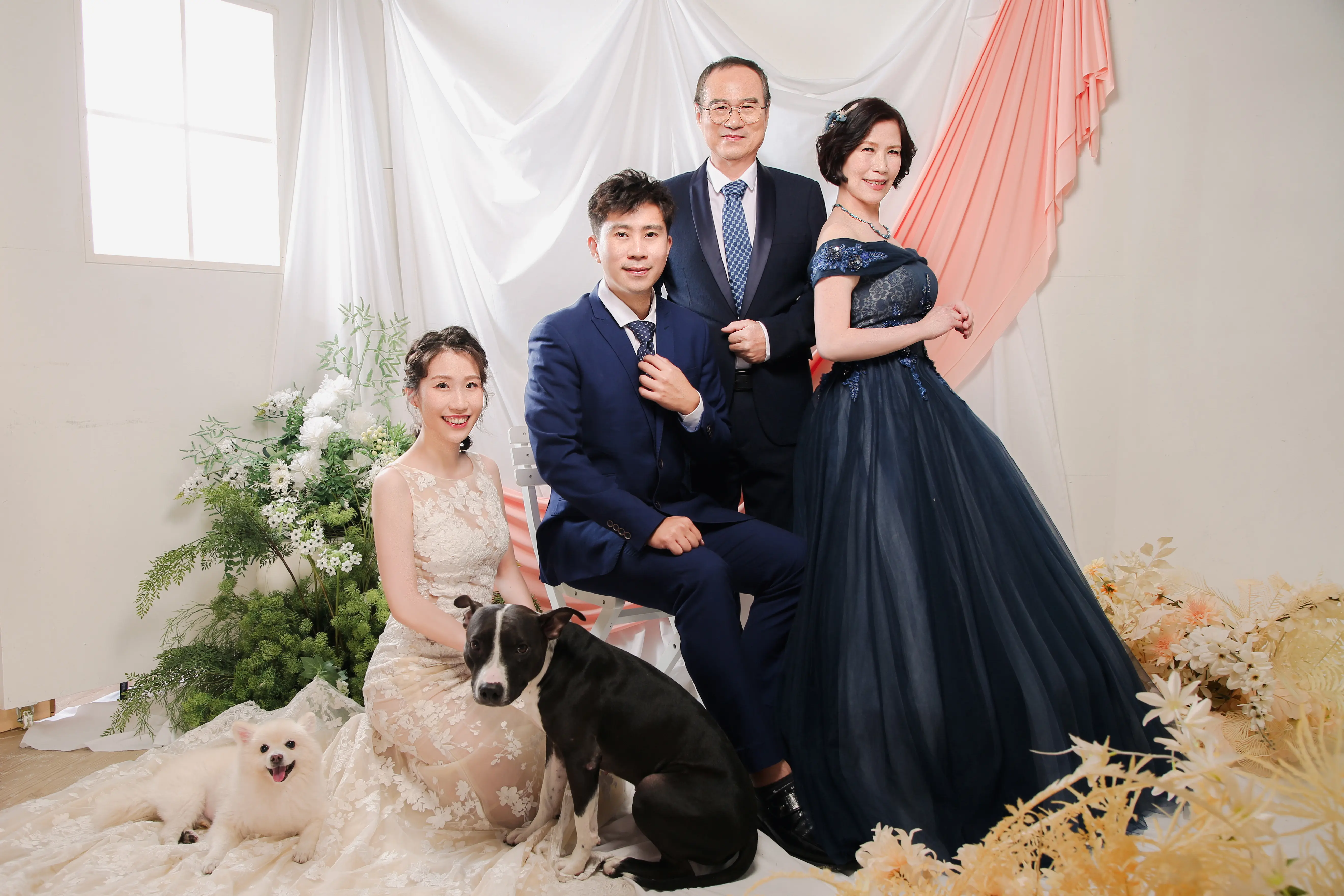 全家人與毛孩在花藝場景合影留下珍貴家庭紀念，高雄毛孩全家福攝影