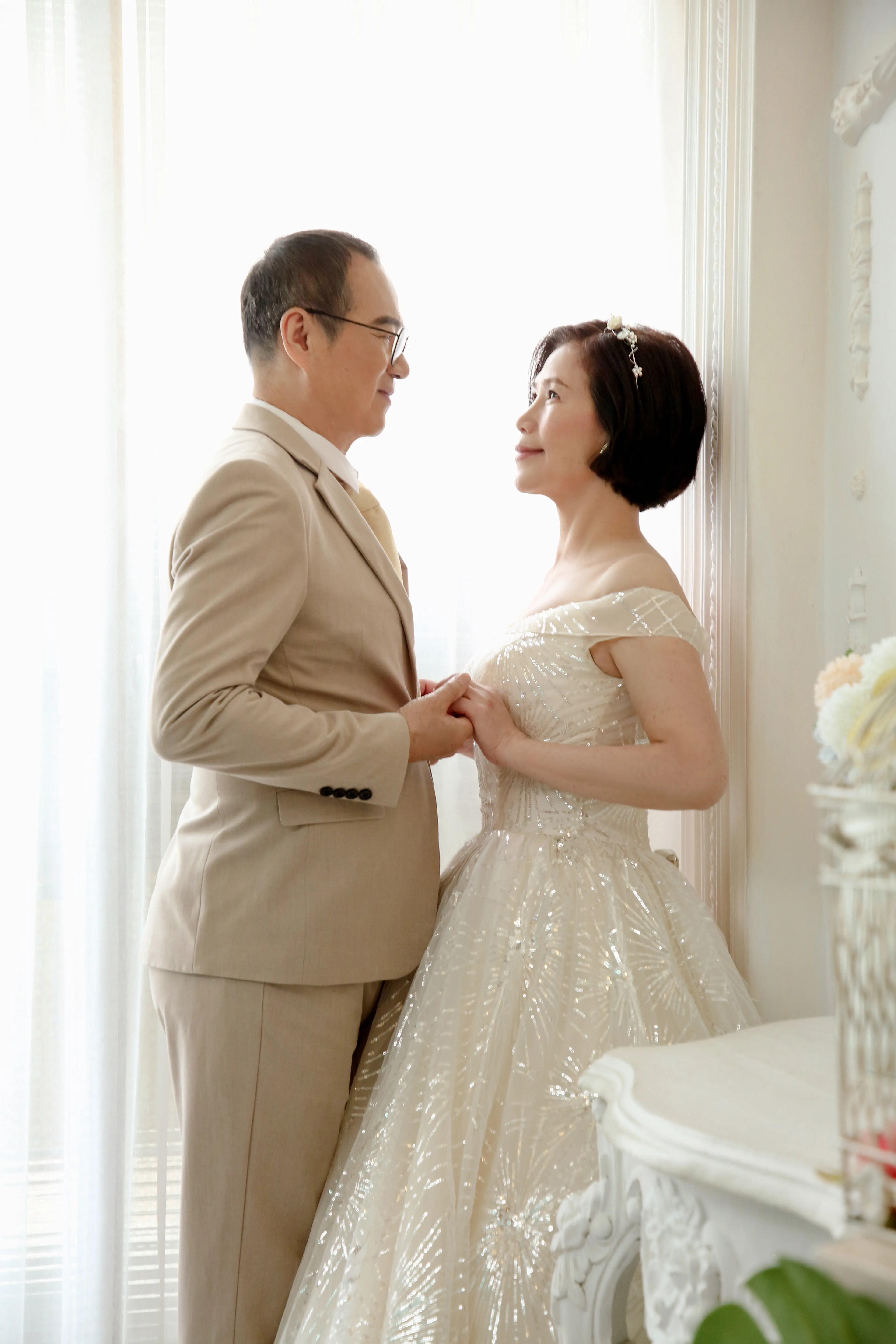 夫妻對望互動畫面紀錄多年陪伴與幸福時光，高雄毛孩全家福攝影