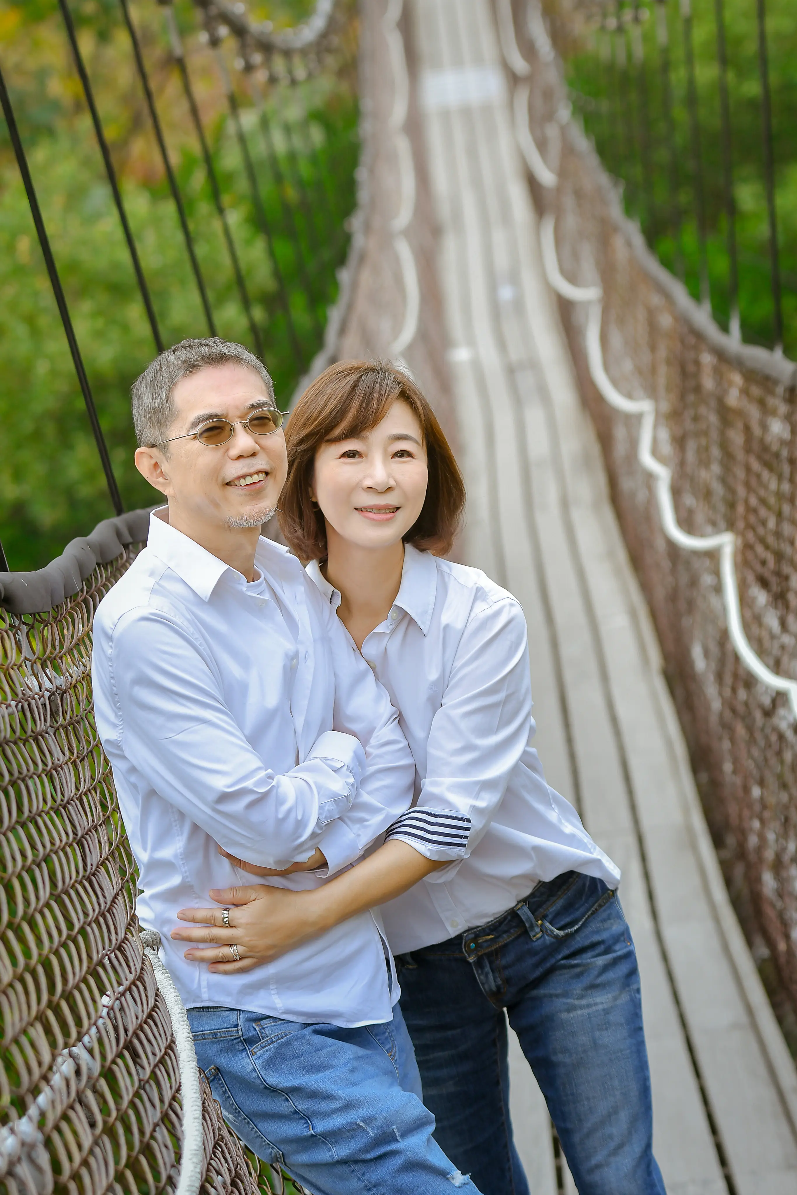 夫妻戶外合影展現自在互動與情感，高雄全家福攝影
