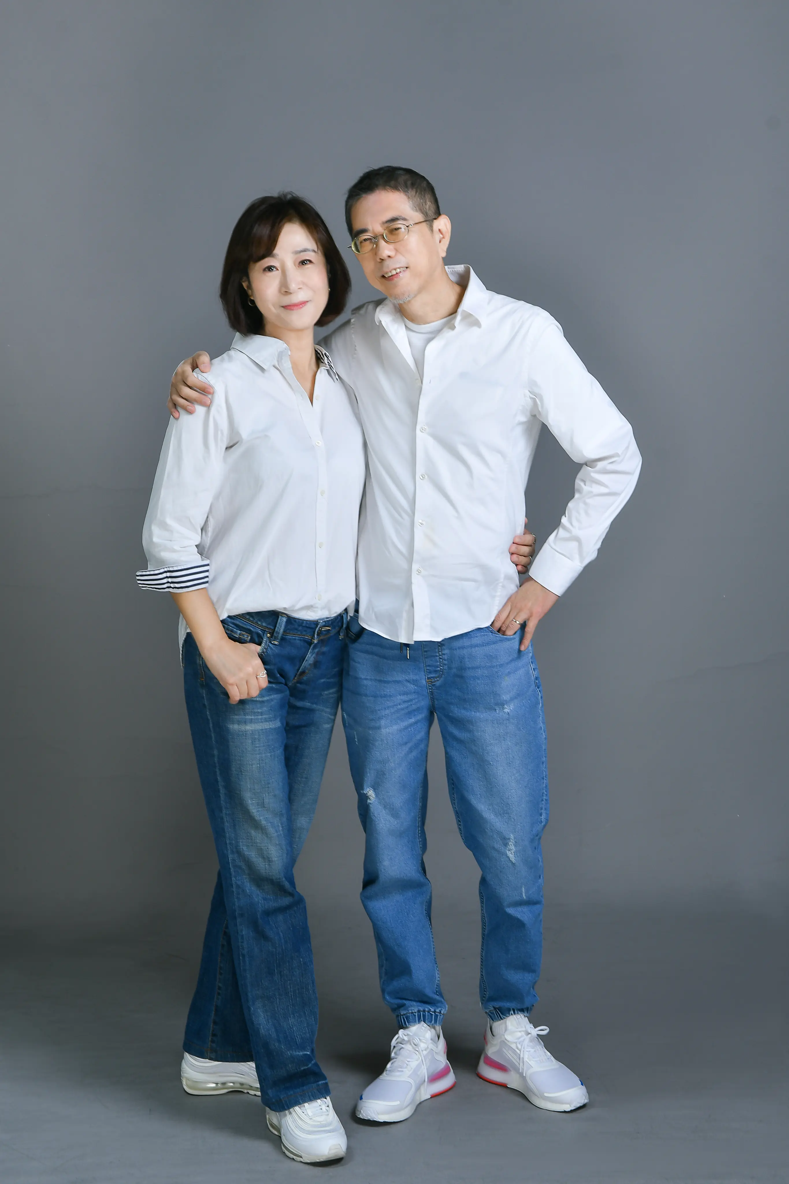 夫妻便服合影展現自然互動與情感，高雄全家福攝影