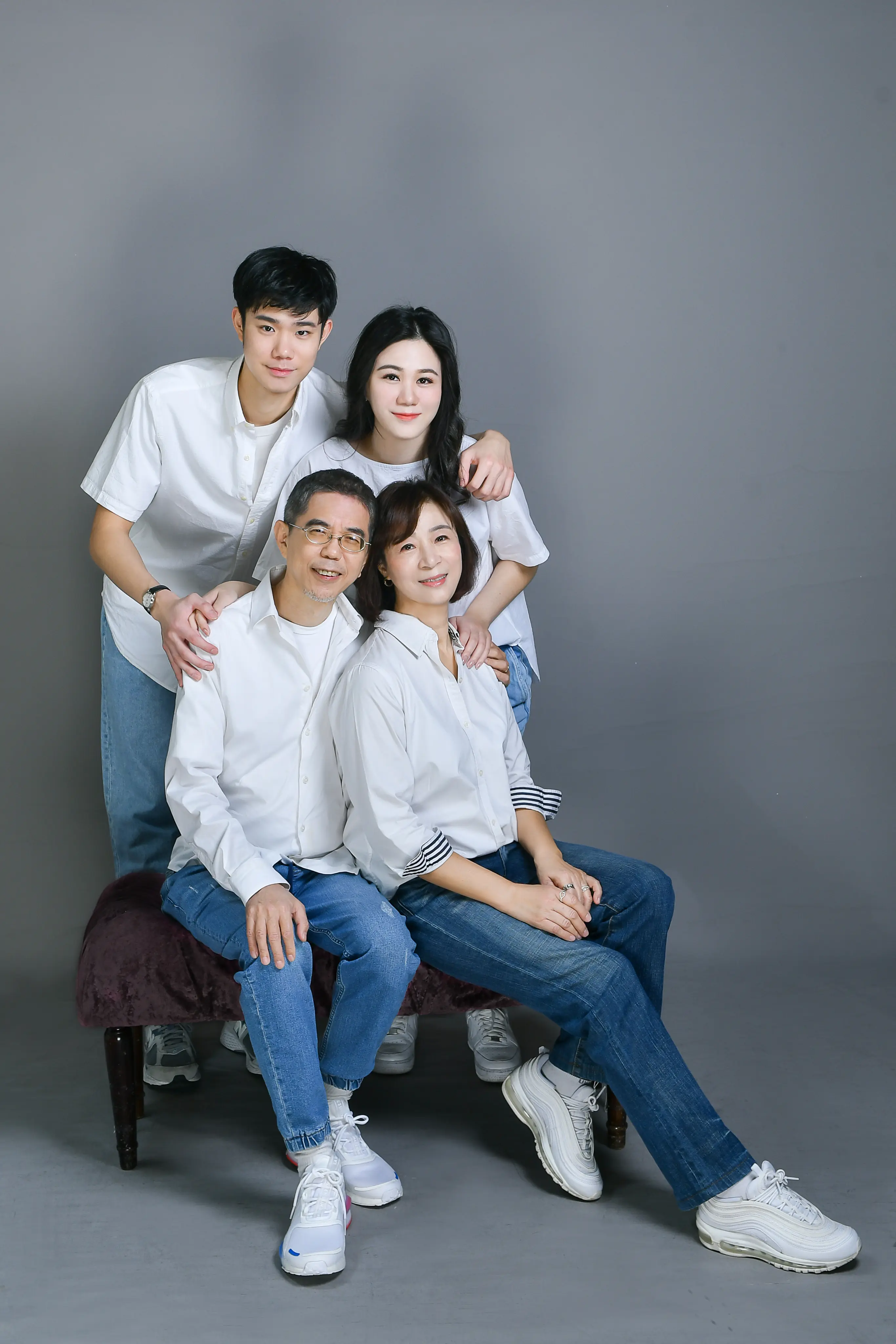 一家四口棚拍全家福紀錄家庭幸福時刻，高雄全家福攝影