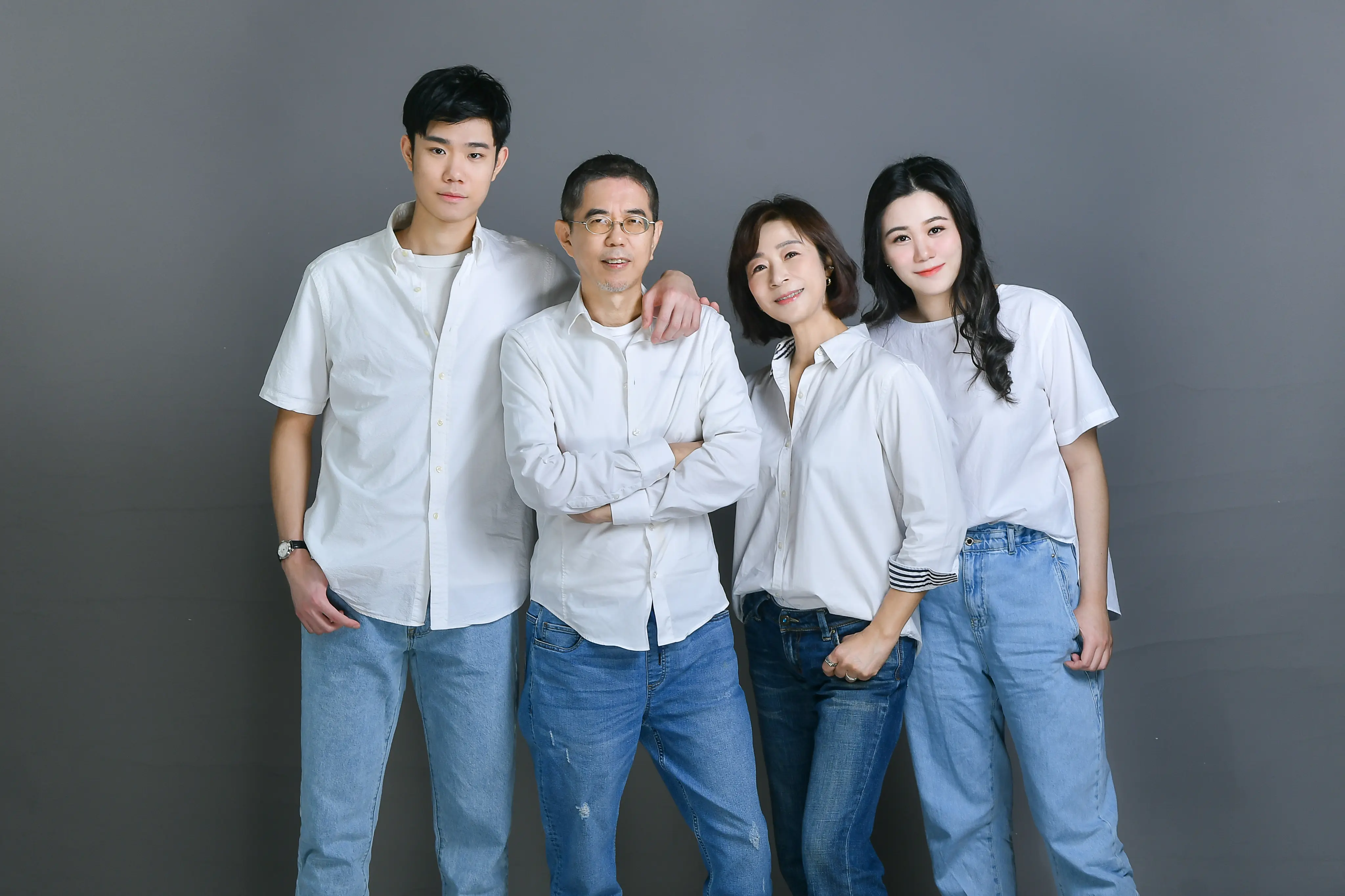 一家四口穿著便服合影紀錄家庭幸福時光，高雄全家福攝影