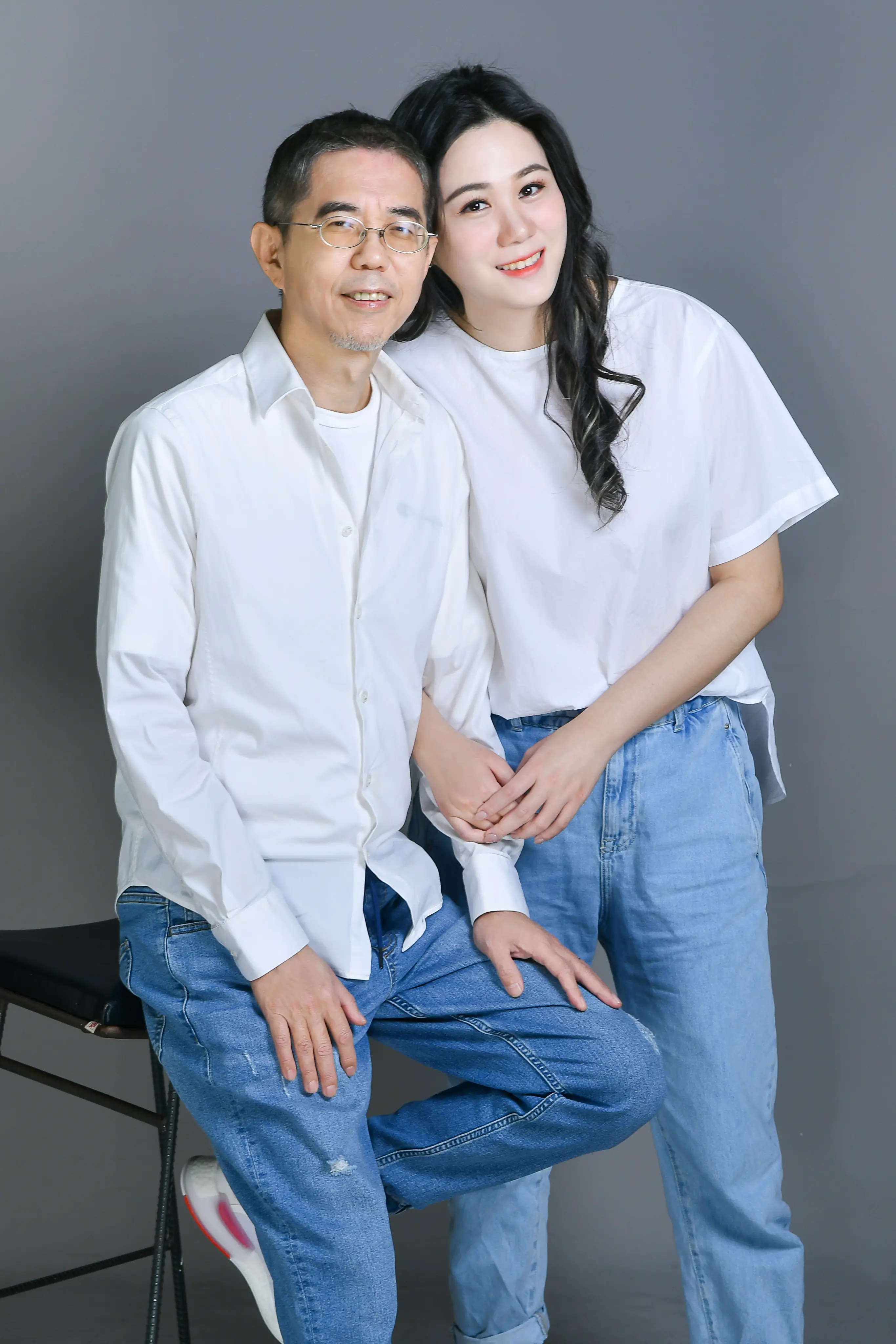 父女便服紀念照展現自然互動與溫馨情感，高雄全家福攝影