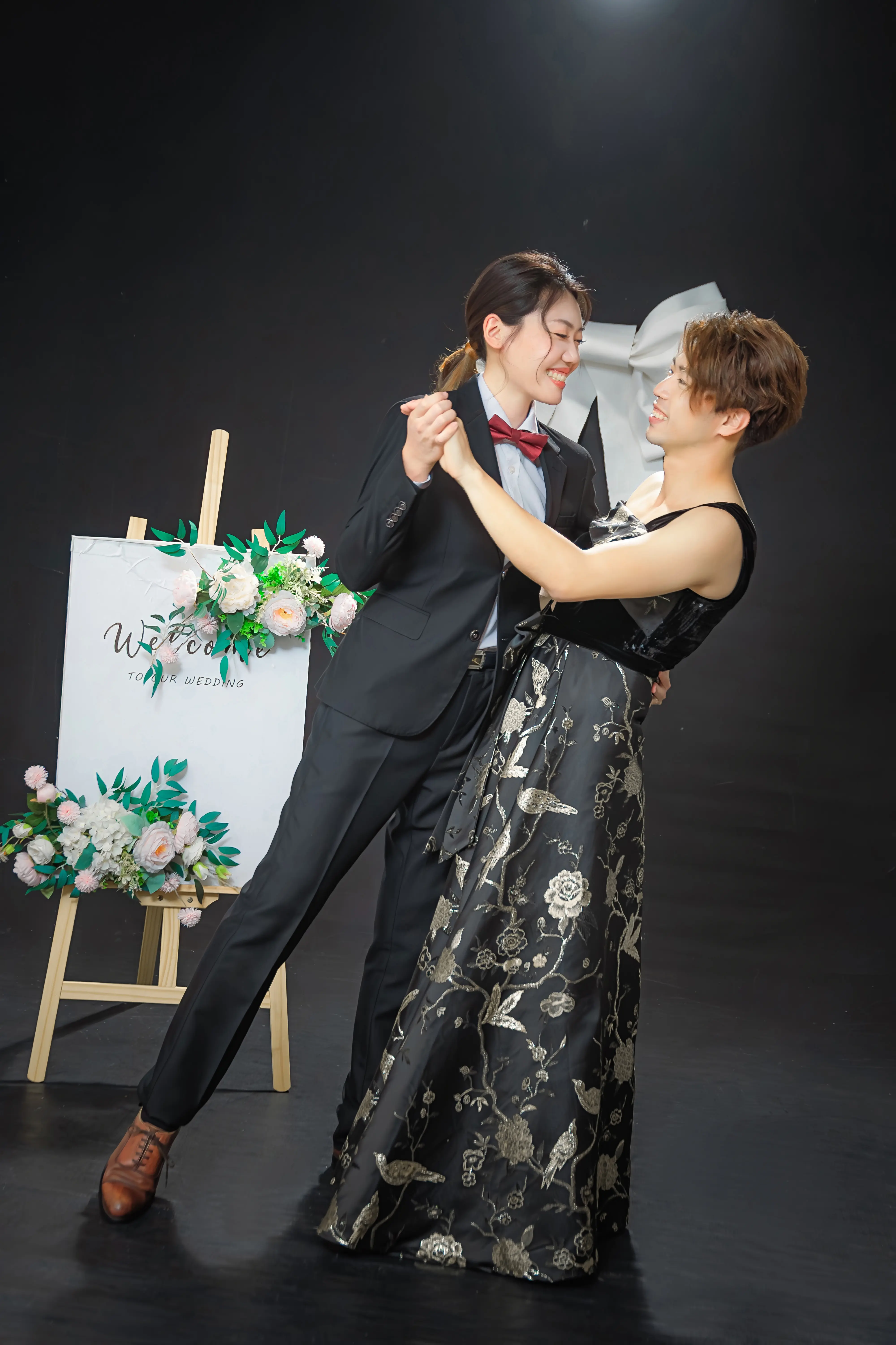 高雄婚紗攝影，角色交換婚紗作品，黑色禮服互動婚紗照，心情故事婚紗