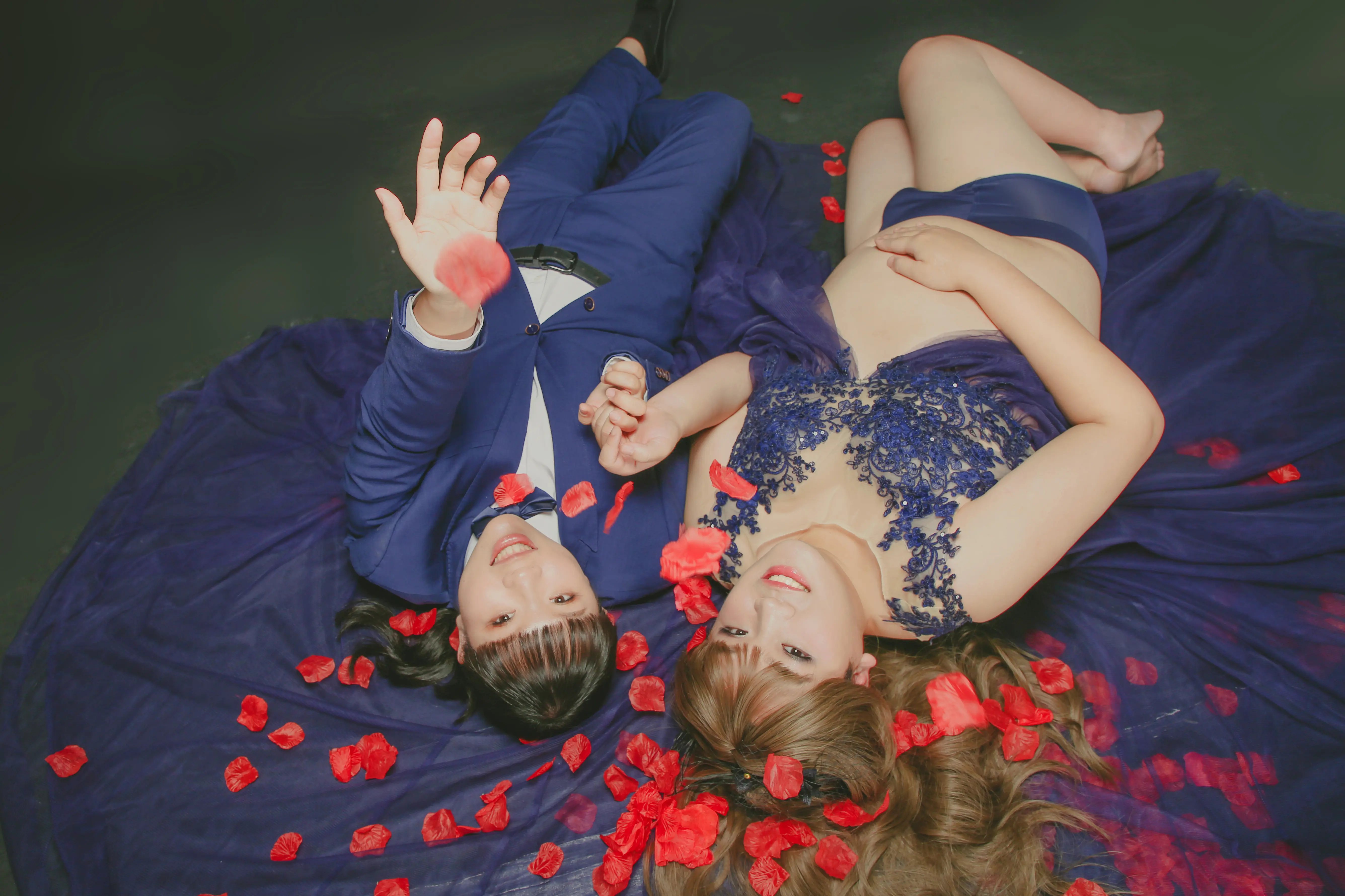 高雄婚紗攝影，角色交換婚紗作品，花瓣主題婚紗照，心情故事婚紗