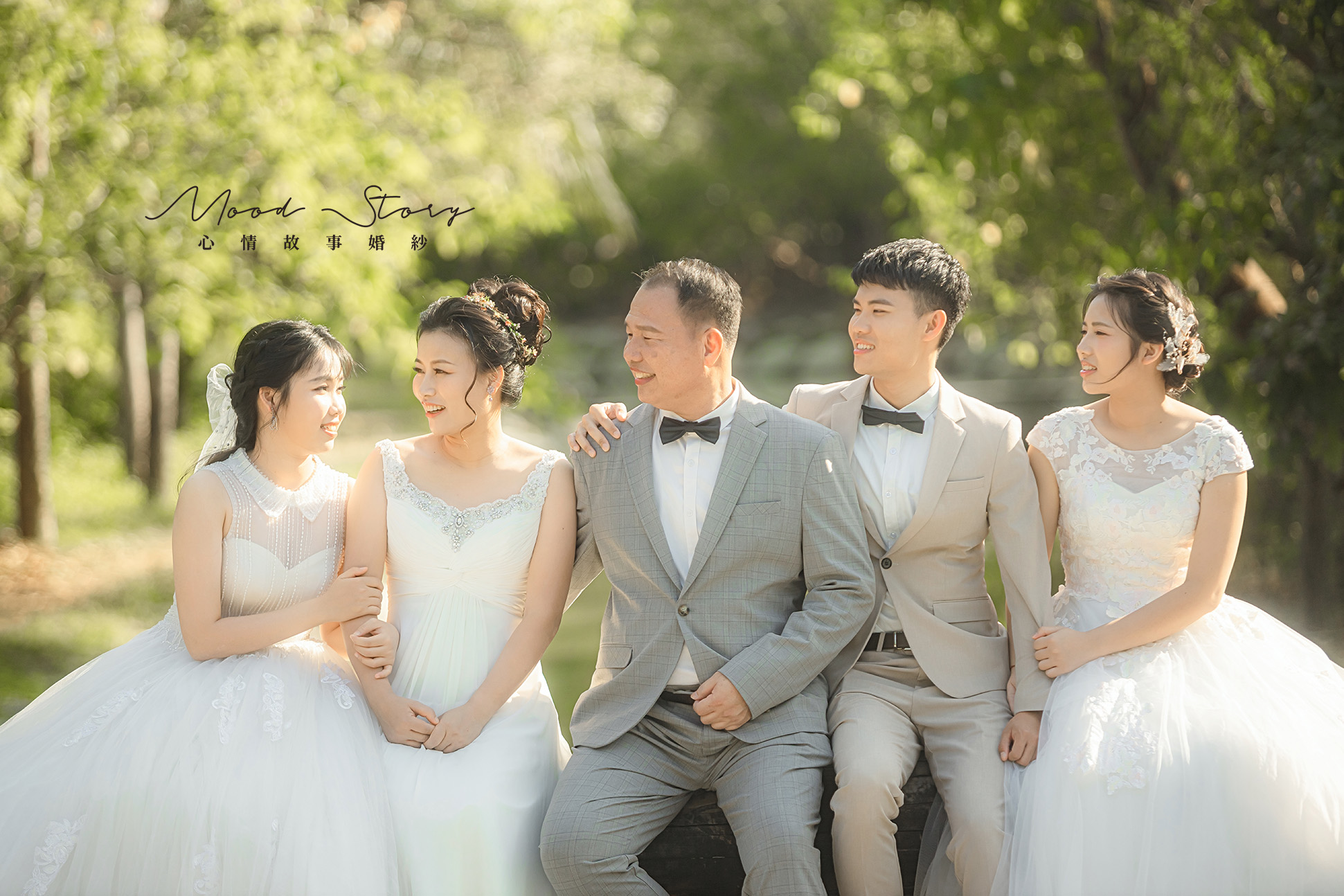 高雄外拍全家福，陽光樹林中坐在長椅的一家人婚紗風格家庭照｜Mood Story