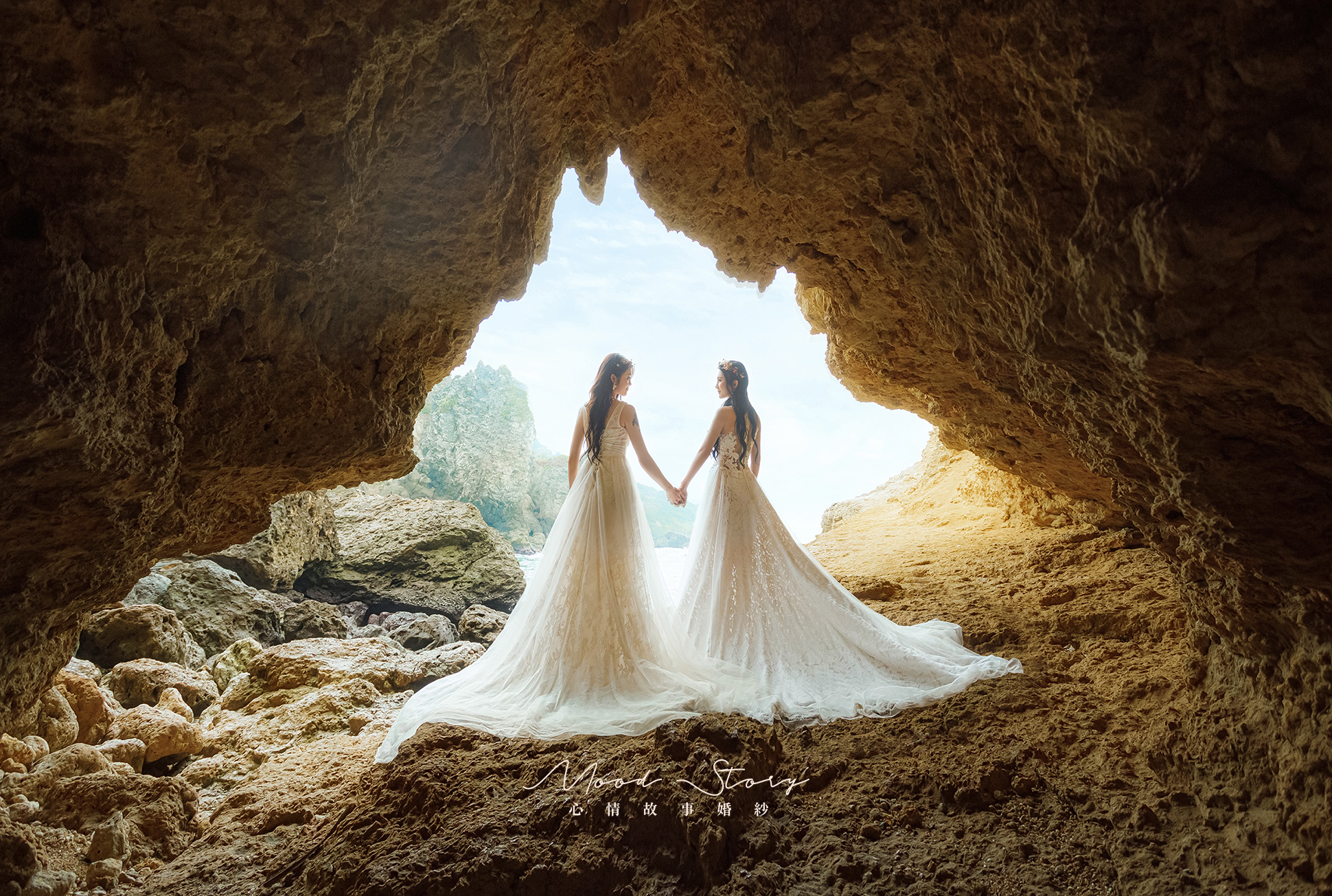 高雄外拍閨蜜照，海蝕洞自然光中呈現唯美白紗姐妹合影｜Mood Story